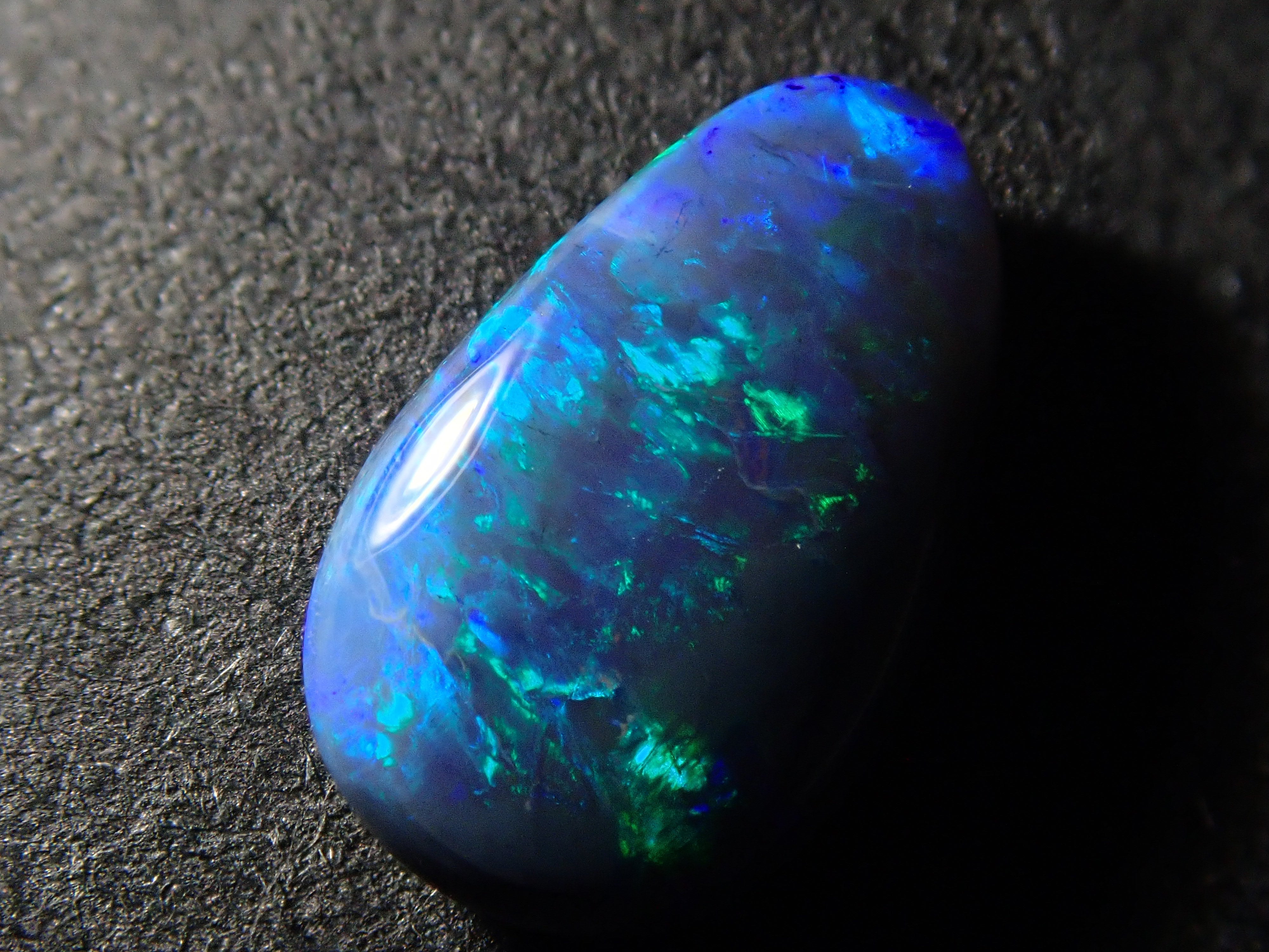 【12562526掲載】オーストラリア産ブラックオパール 0.768ctルース