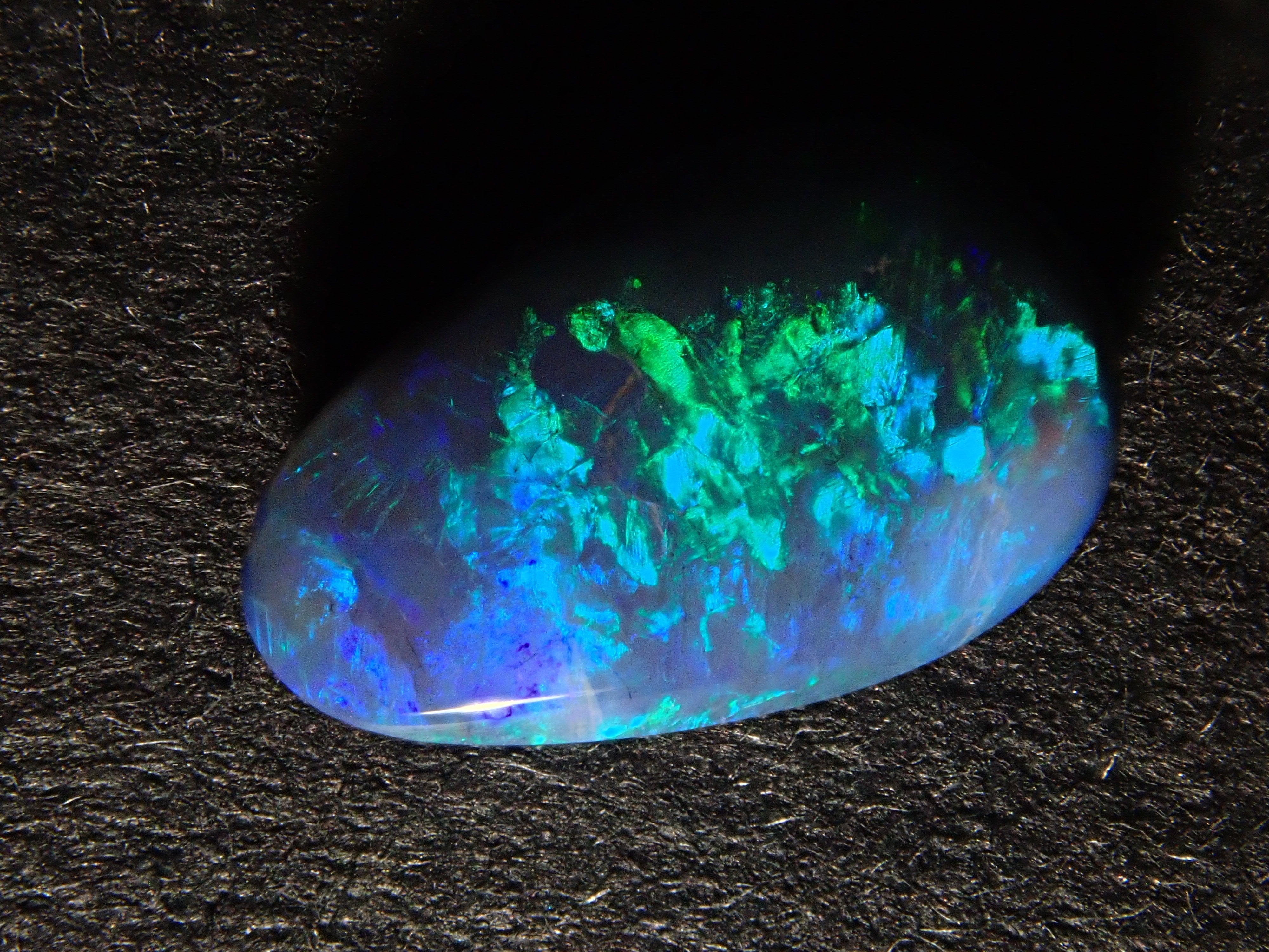 【12562526掲載】オーストラリア産ブラックオパール 0.768ctルース