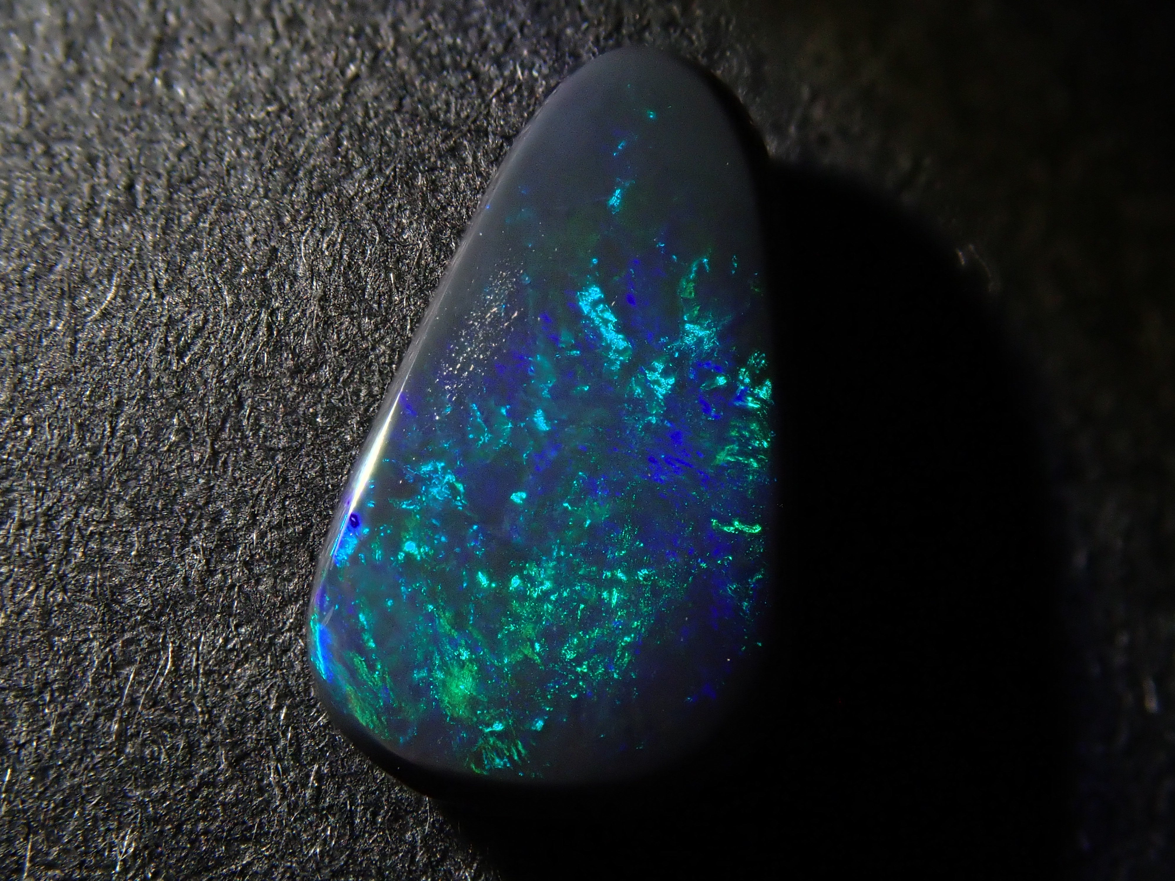 オーストラリア産ブラックオパール 0.754ctルース