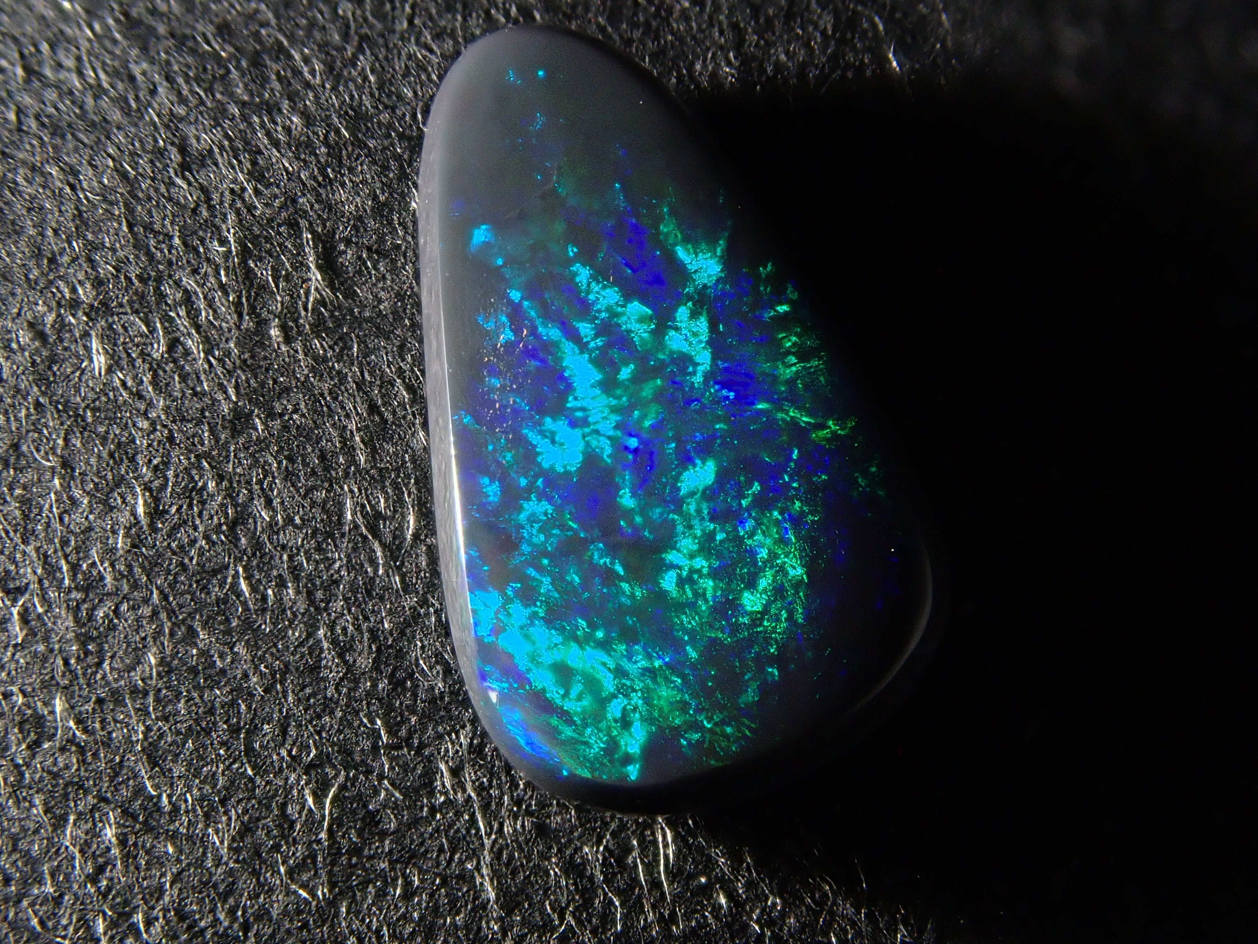 オーストラリア産ブラックオパール 0.754ctルース