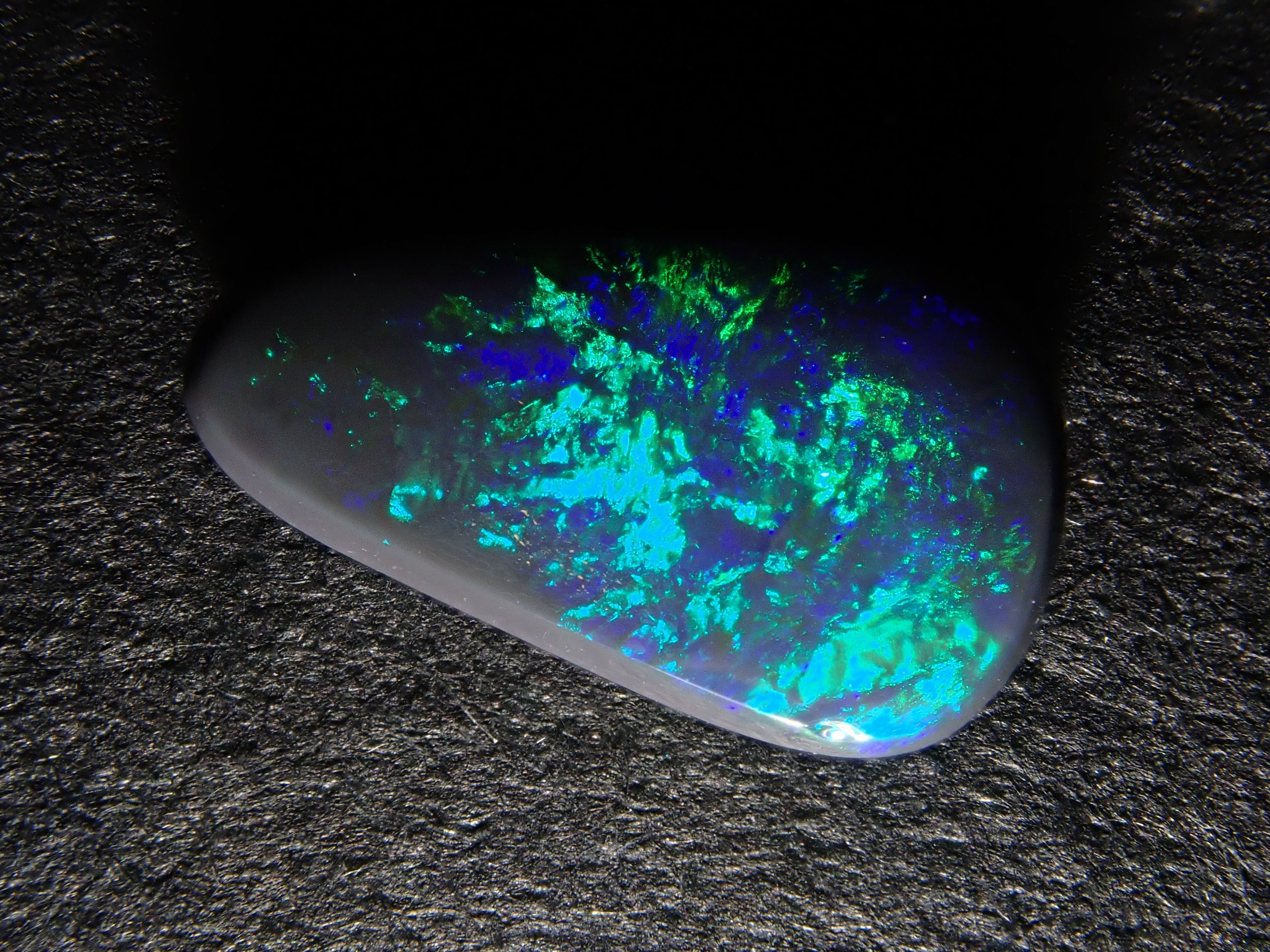 オーストラリア産ブラックオパール 0.754ctルース