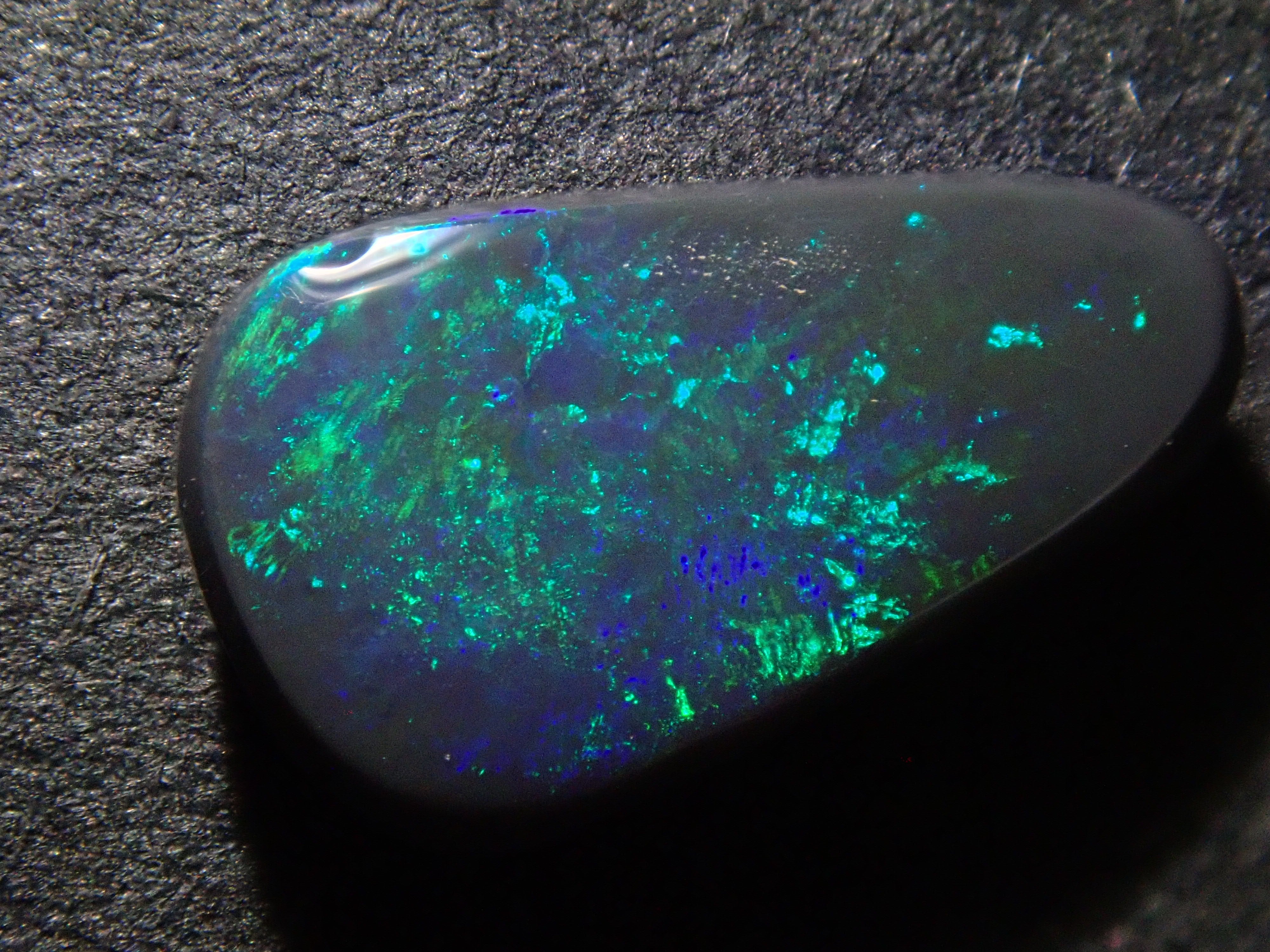 オーストラリア産ブラックオパール 0.754ctルース