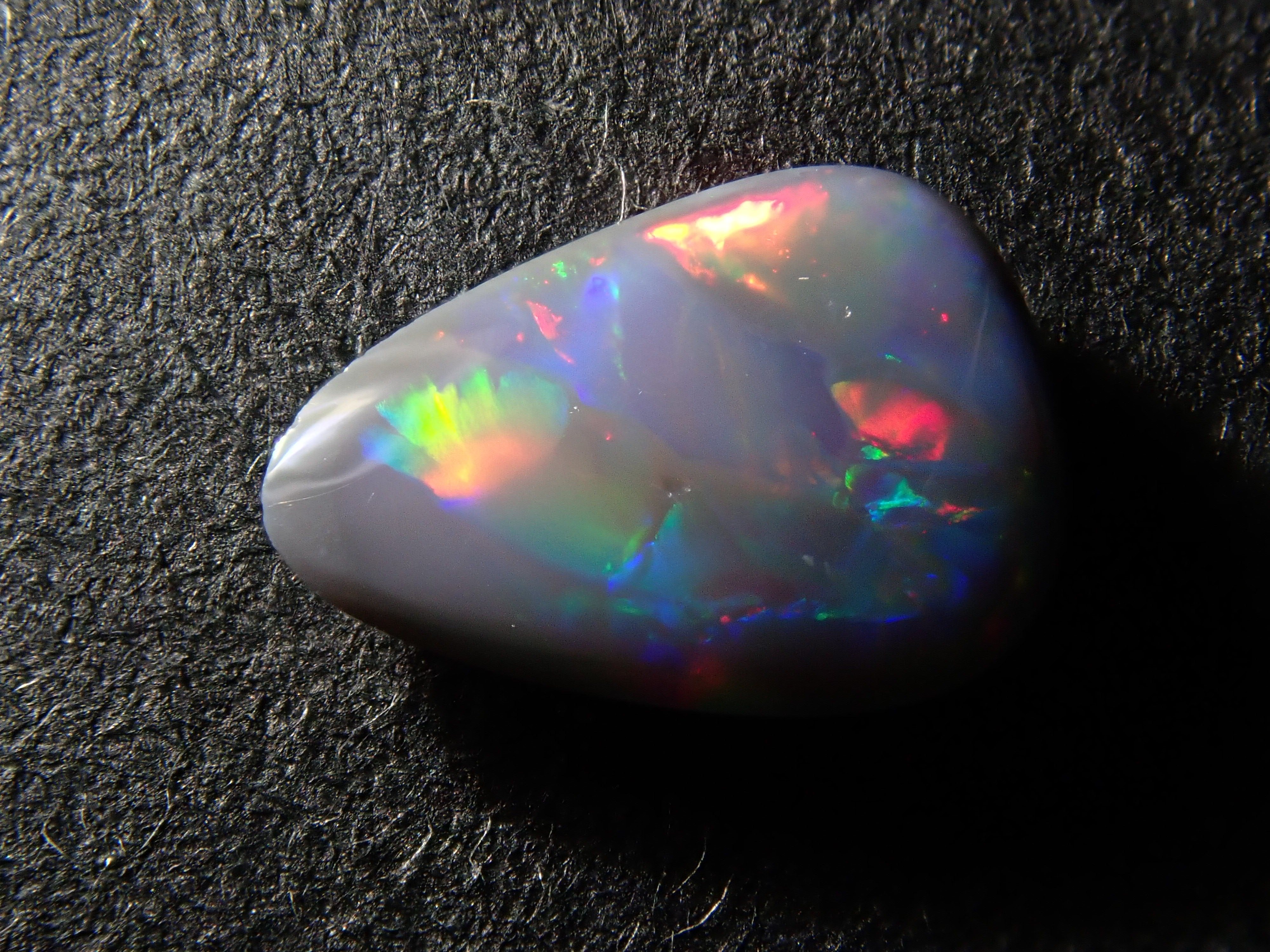 【12562540掲載】オーストラリア産ブラックオパール 0.336ctルース