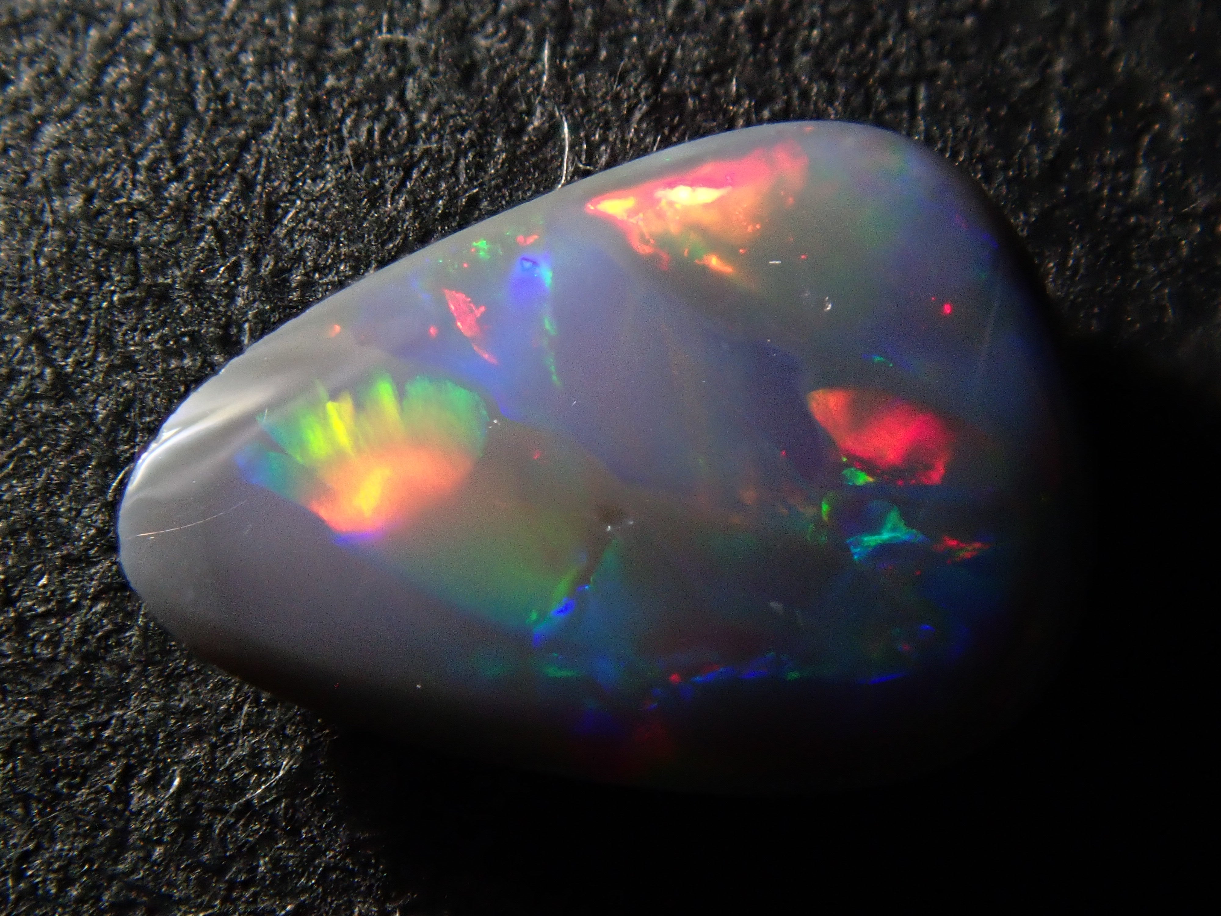 【12562540掲載】オーストラリア産ブラックオパール 0.336ctルース