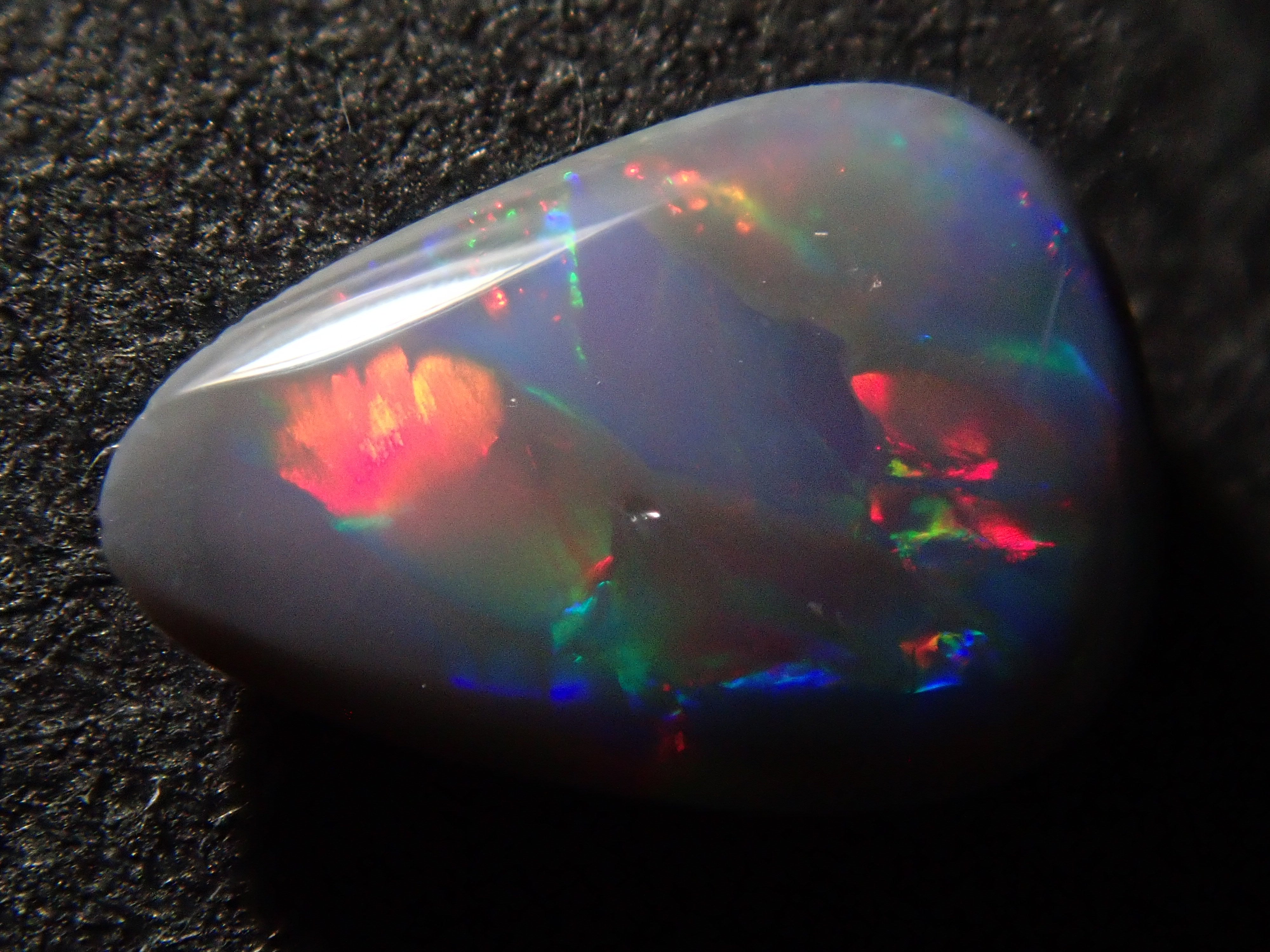 【12562540掲載】オーストラリア産ブラックオパール 0.336ctルース