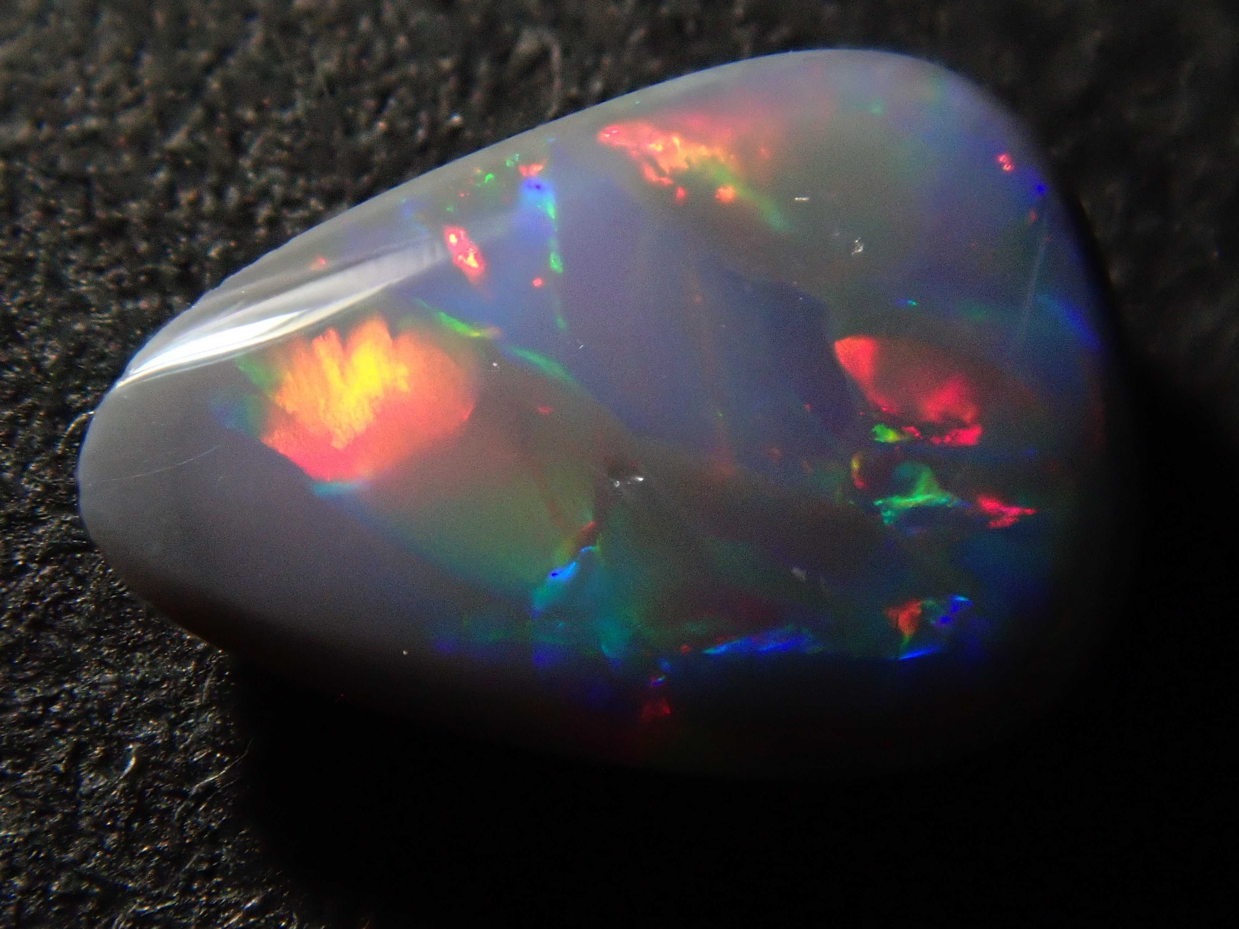 【12562540掲載】オーストラリア産ブラックオパール 0.336ctルース