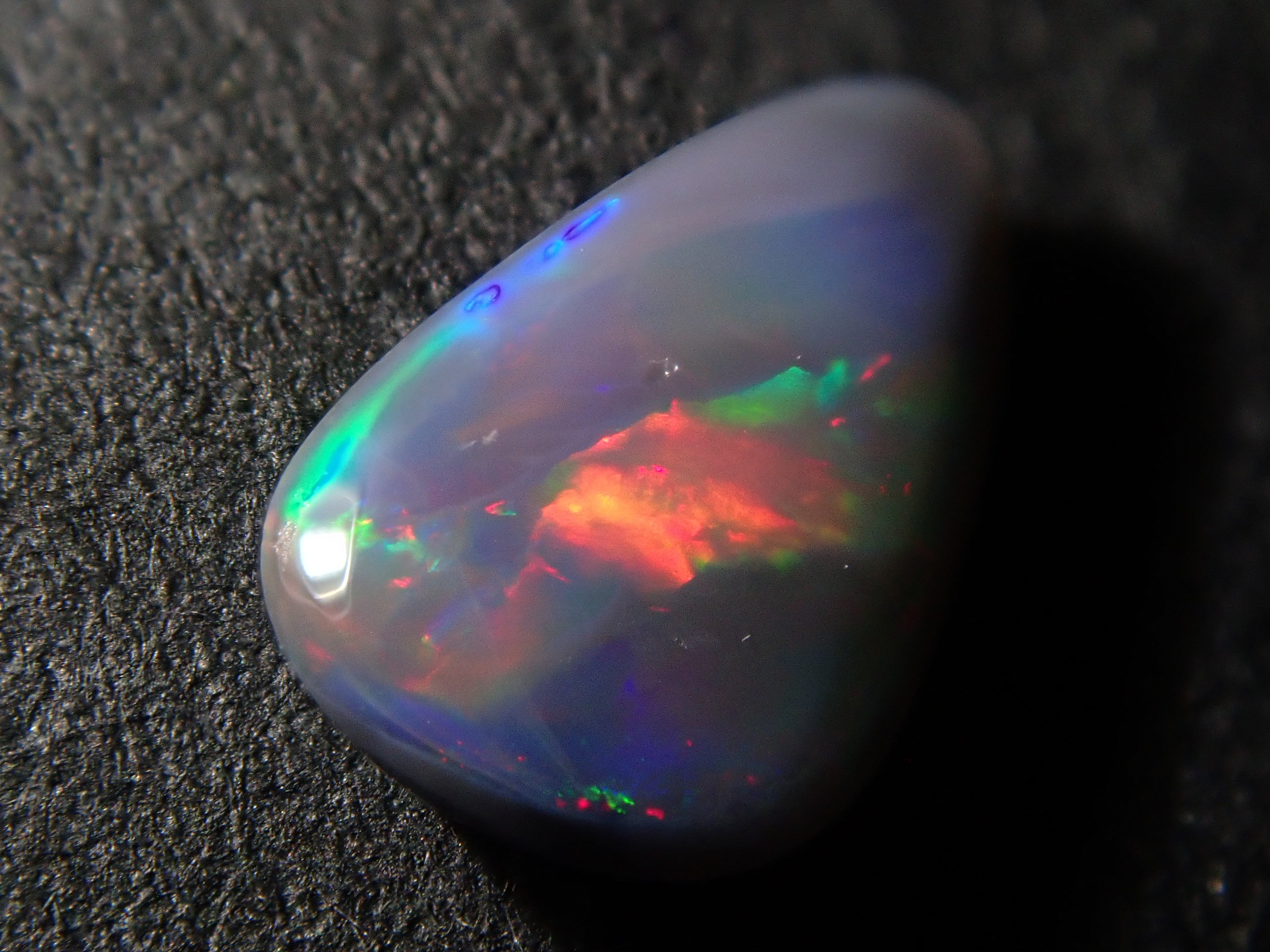 【12562540掲載】オーストラリア産ブラックオパール 0.336ctルース