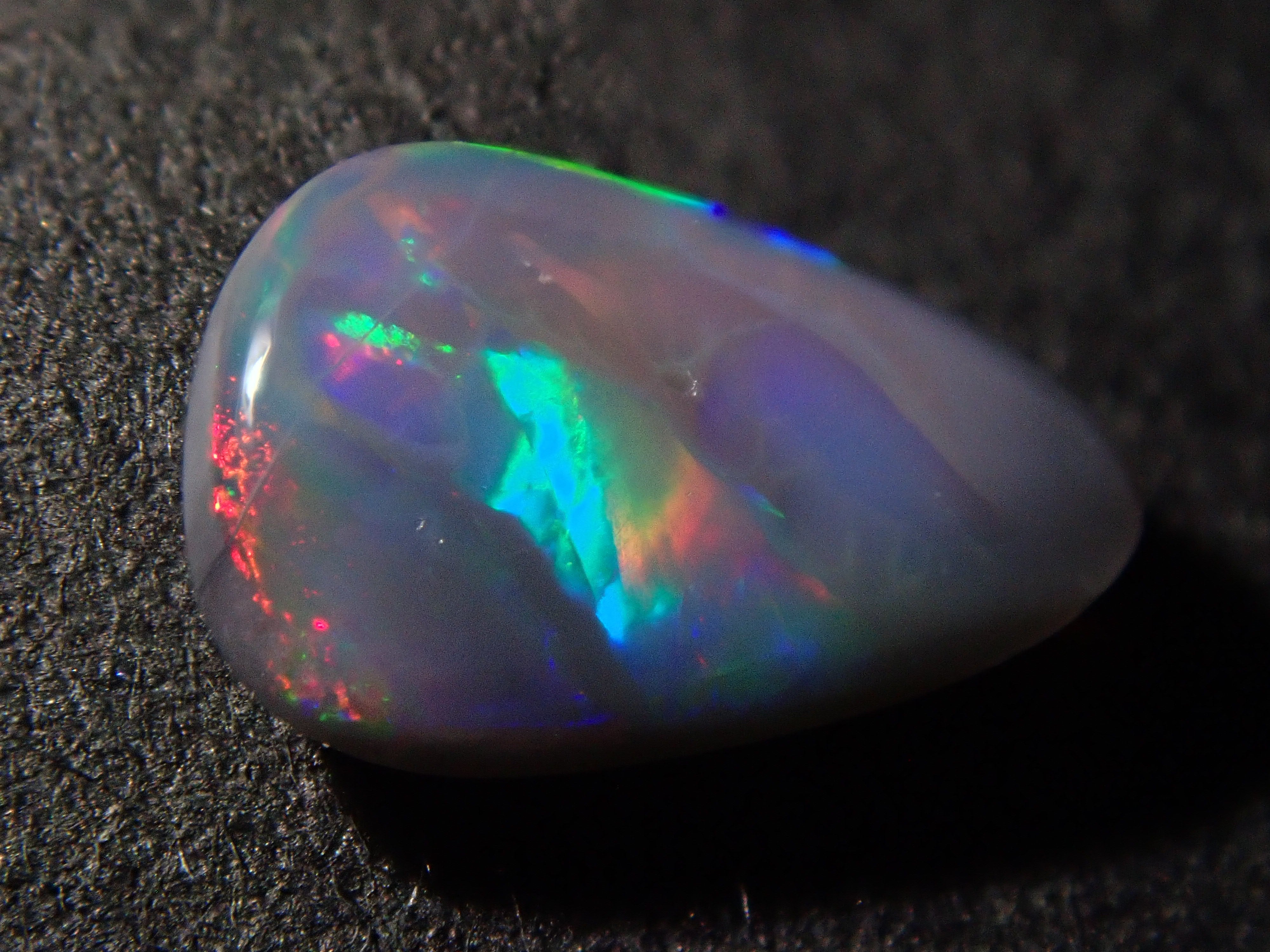 【12562540掲載】オーストラリア産ブラックオパール 0.336ctルース