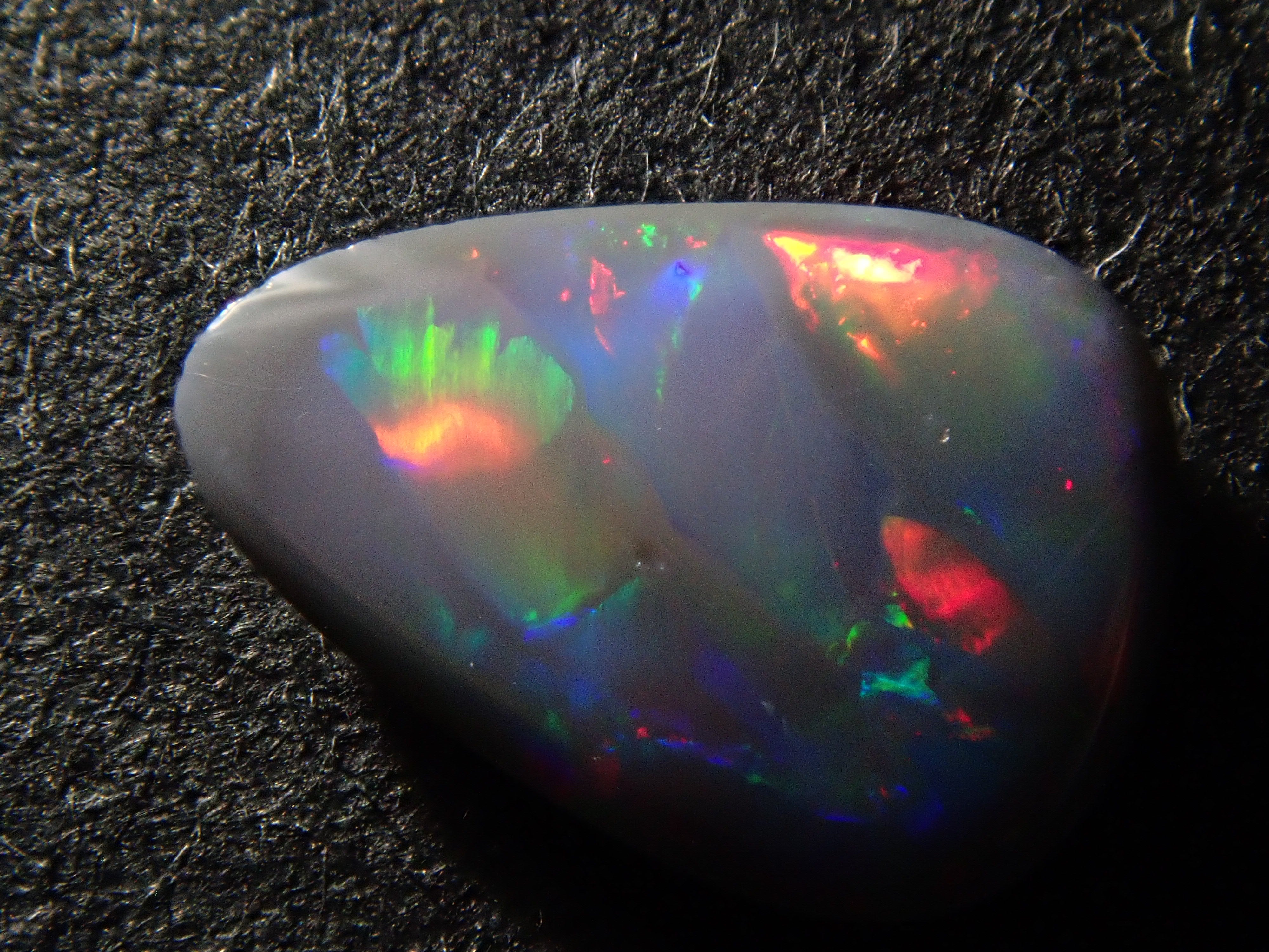 【12562540掲載】オーストラリア産ブラックオパール 0.336ctルース