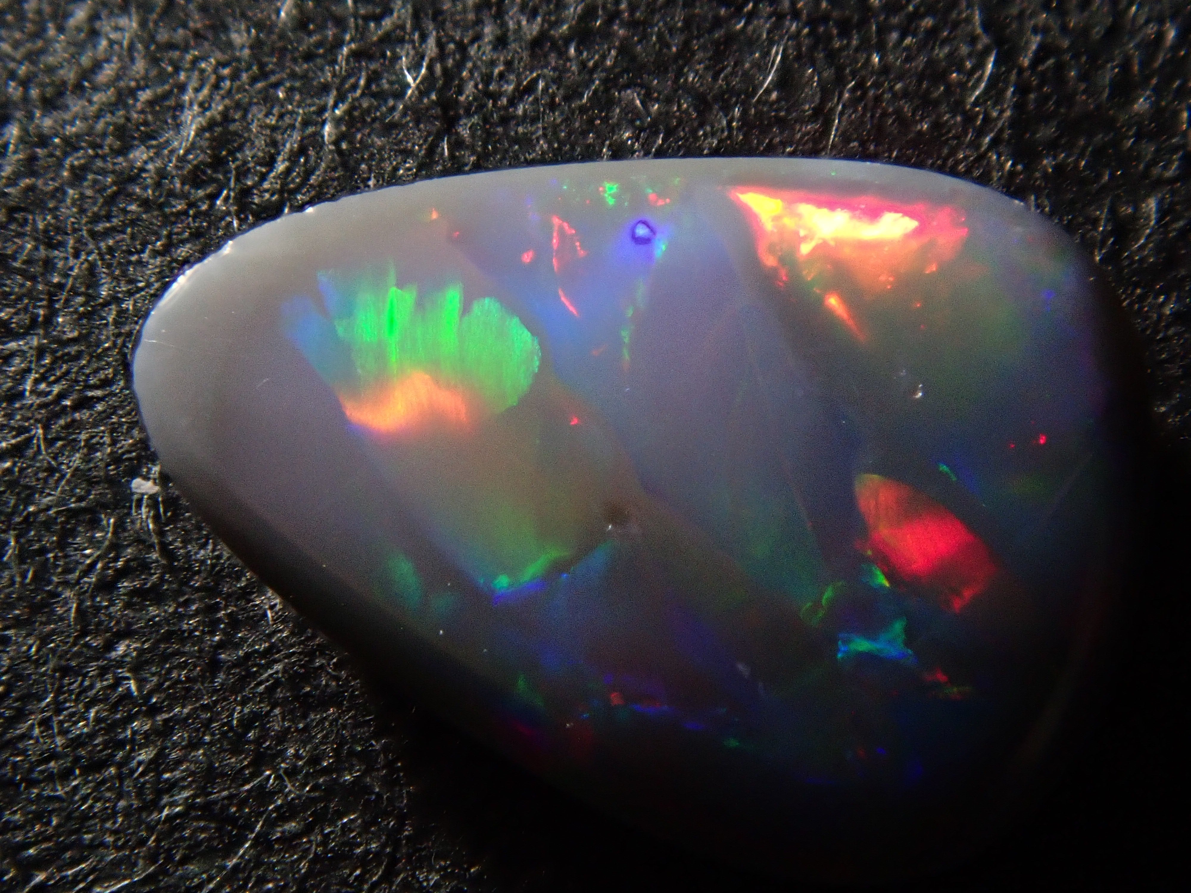 【12562540掲載】オーストラリア産ブラックオパール 0.336ctルース