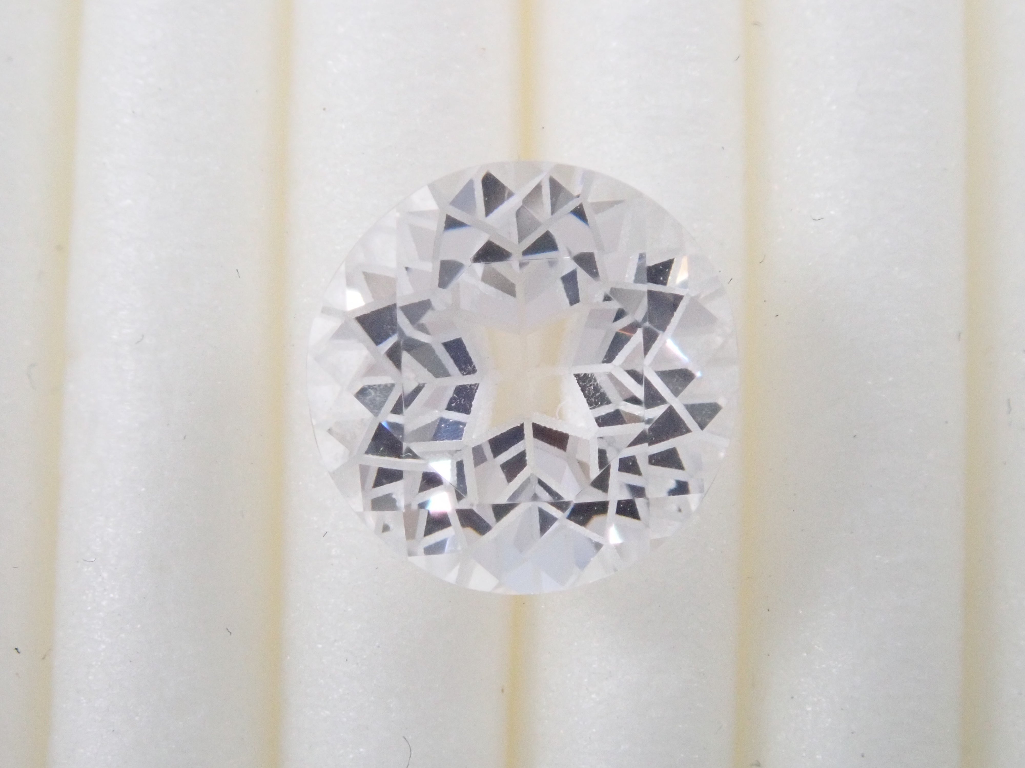 【ダンデライオンカット】ダンビュライト 8mm/1.860ct《コラボ》ルース ワッペン付