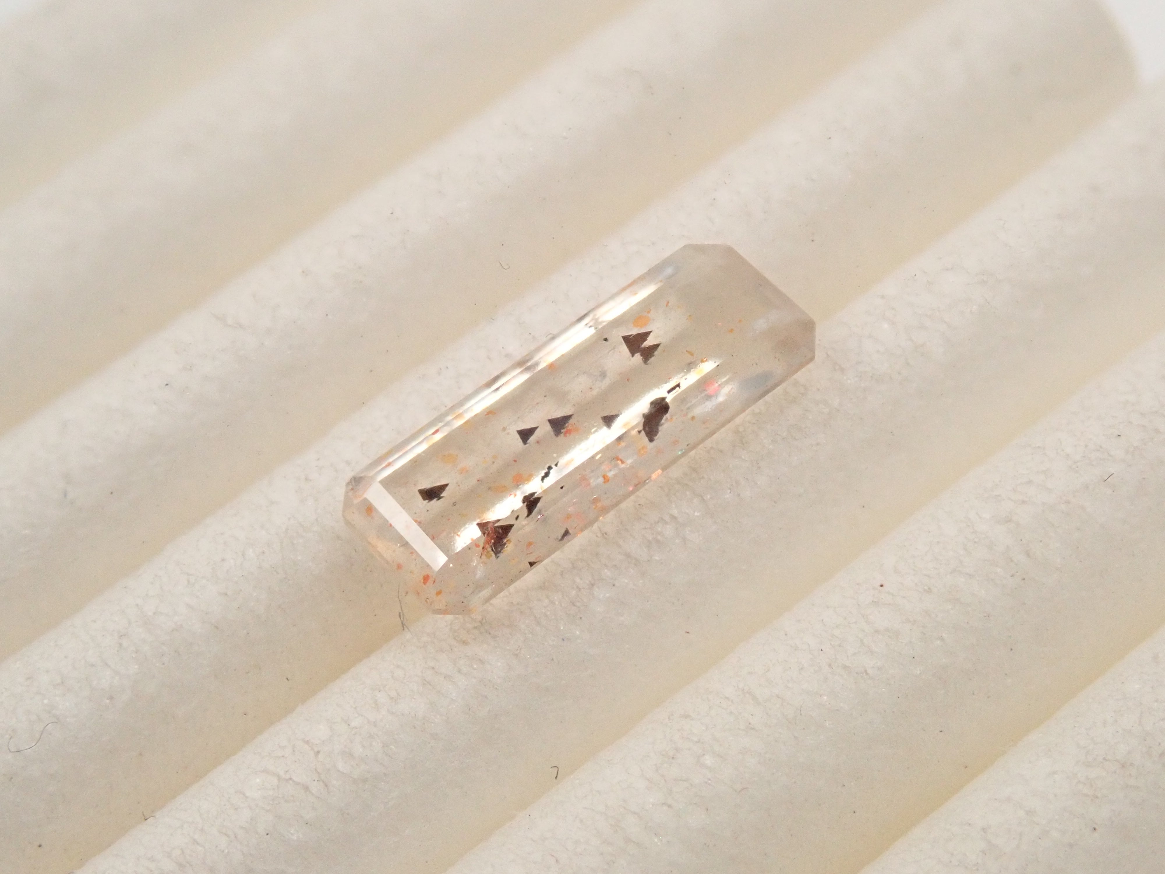 【12562050掲載】オーストラリア産レインボーラティスサンストーン 0.657ctルース