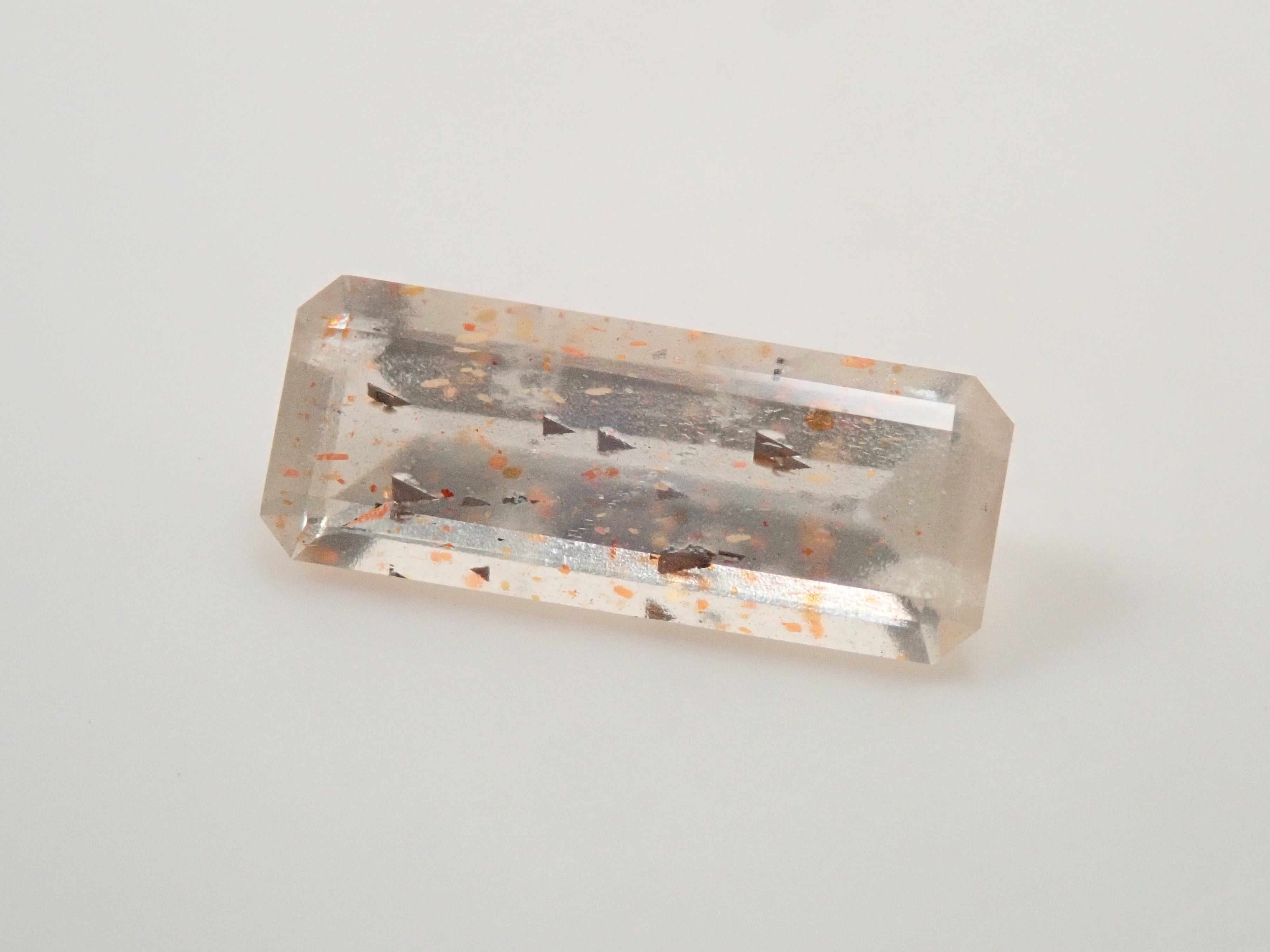 【12562050掲載】オーストラリア産レインボーラティスサンストーン 0.657ctルース