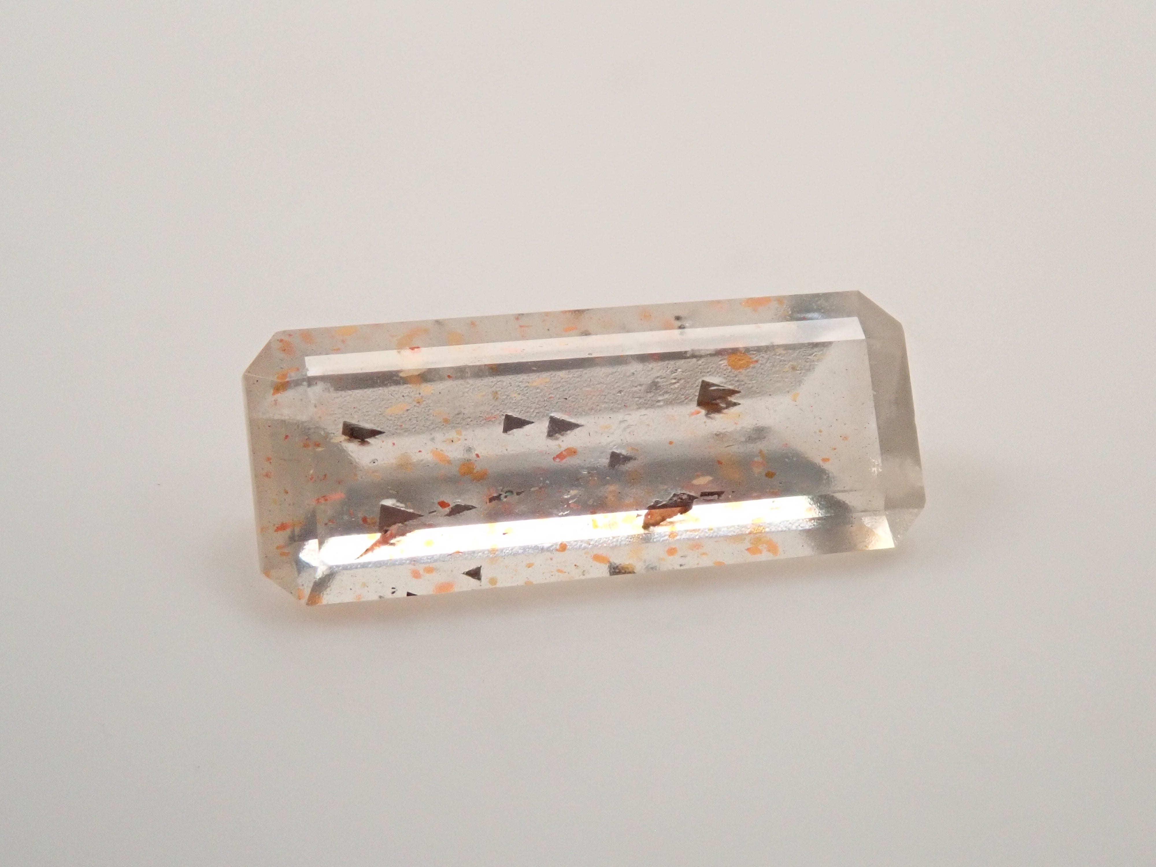 【12562050掲載】オーストラリア産レインボーラティスサンストーン 0.657ctルース