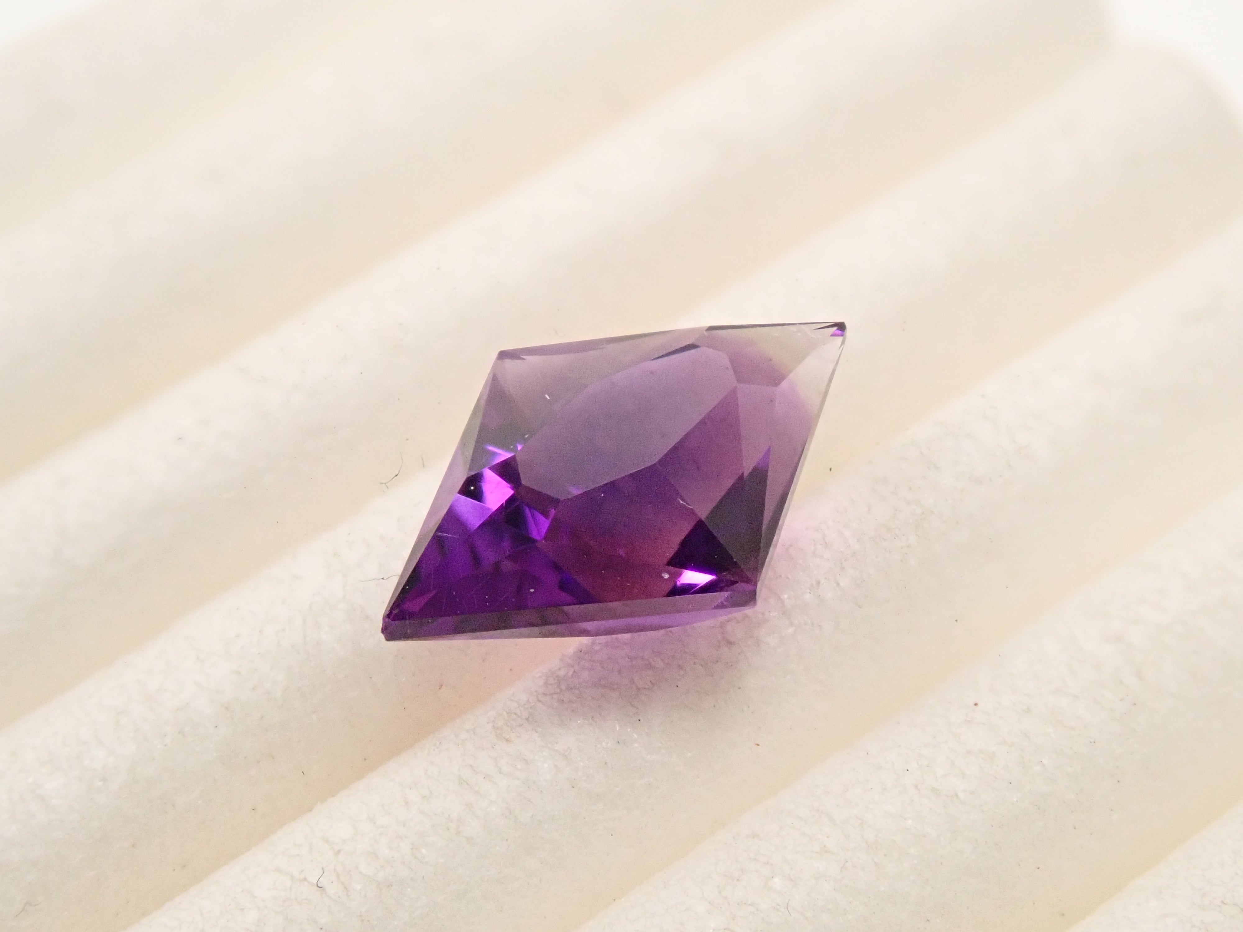 【12562111掲載】カラーシフトアメジスト 1.085ctルース