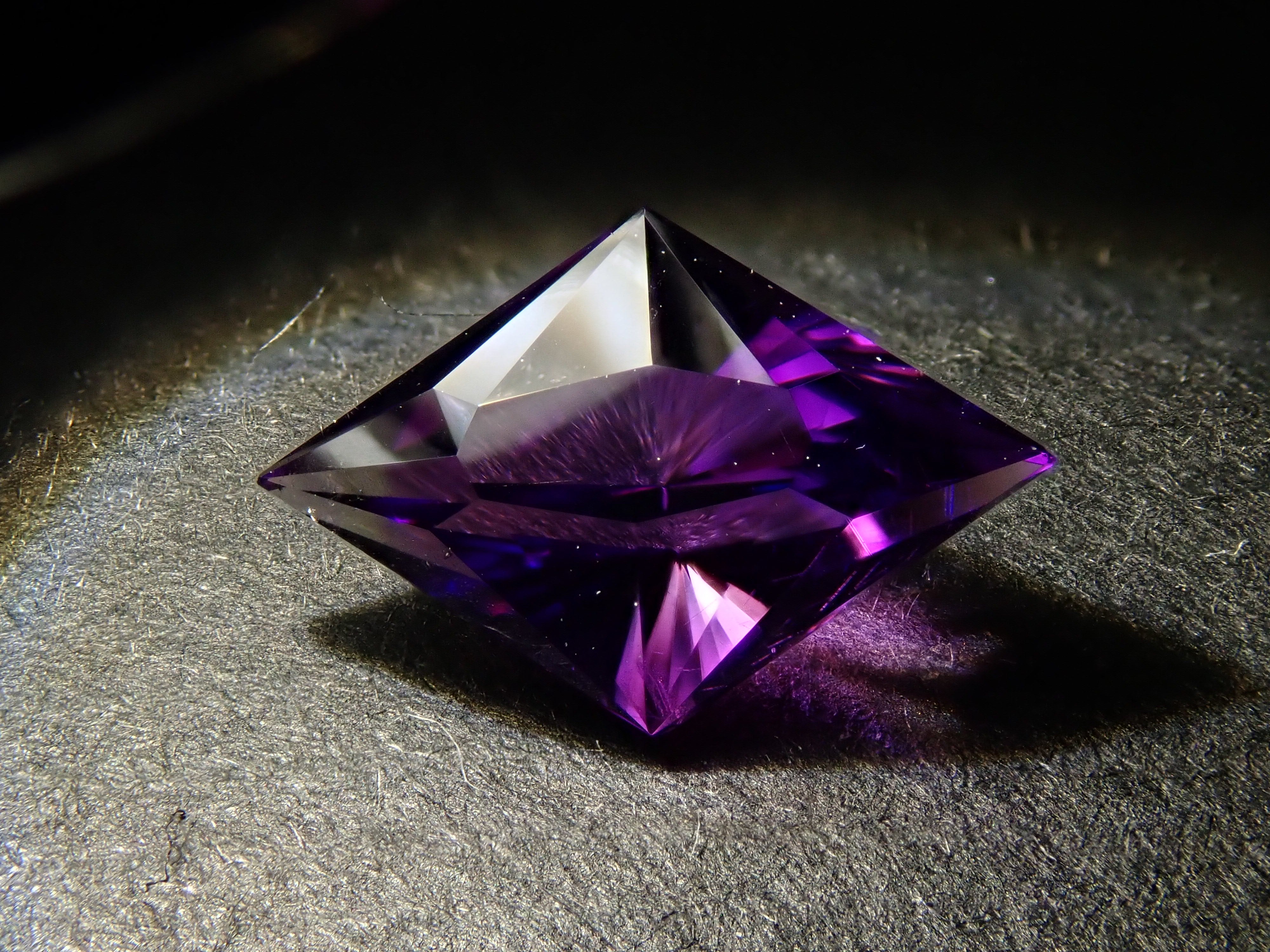 【12562111掲載】カラーシフトアメジスト 1.085ctルース