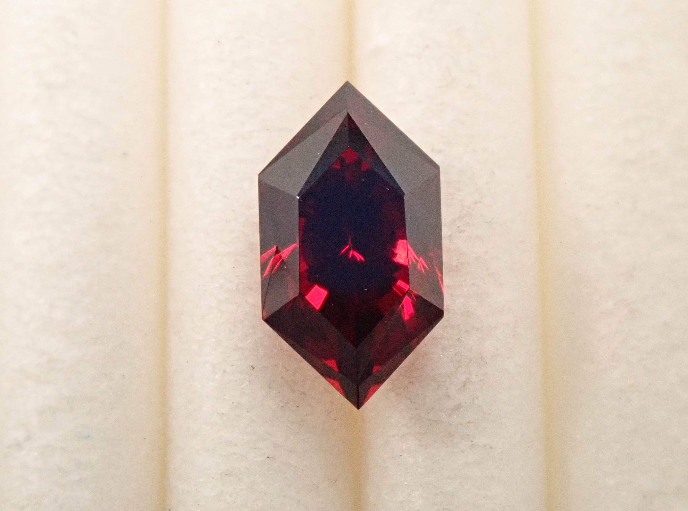 【3/21 22時販売】モザンビーク産アルマンディンガーネット 0.961ctルース