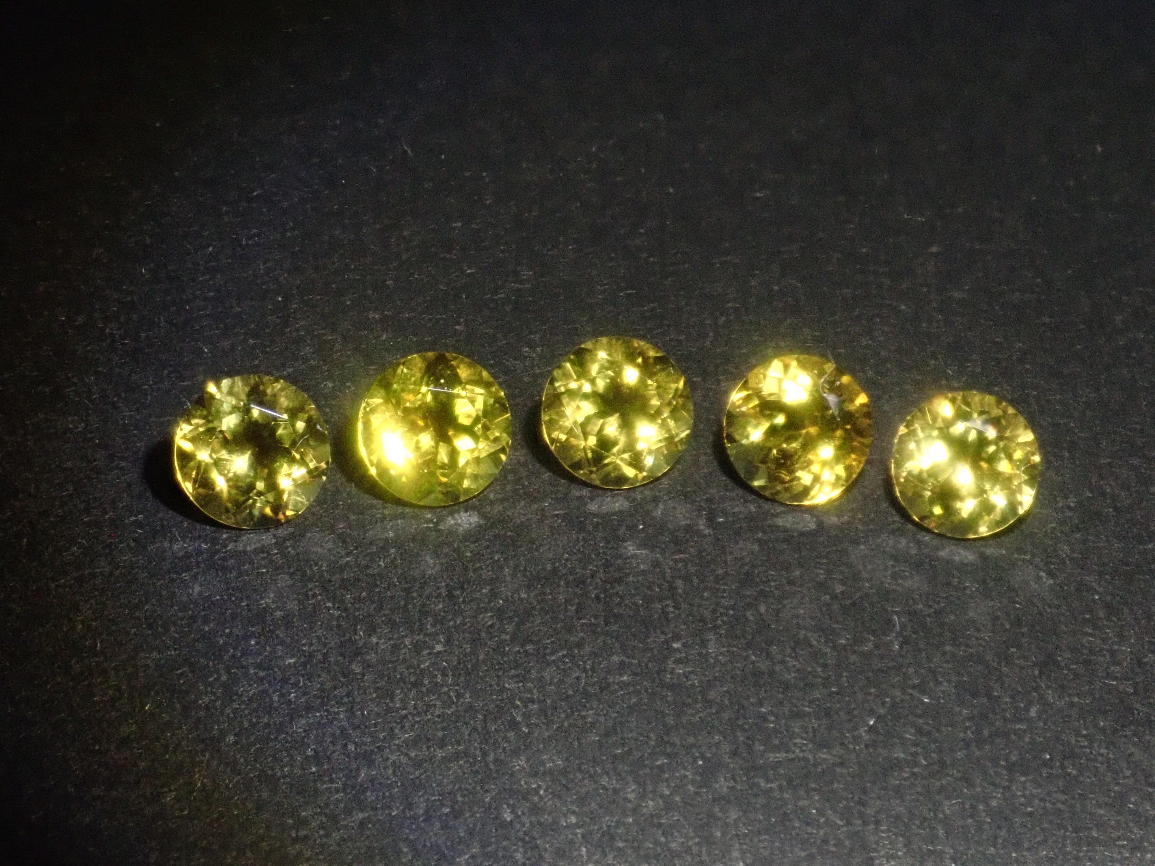 【3/29 22時販売】《限定5石》ザンビア産カナリーイエロートルマリン1石ルース（4.0mm/ラウンドカット）《複数購入割引有》　