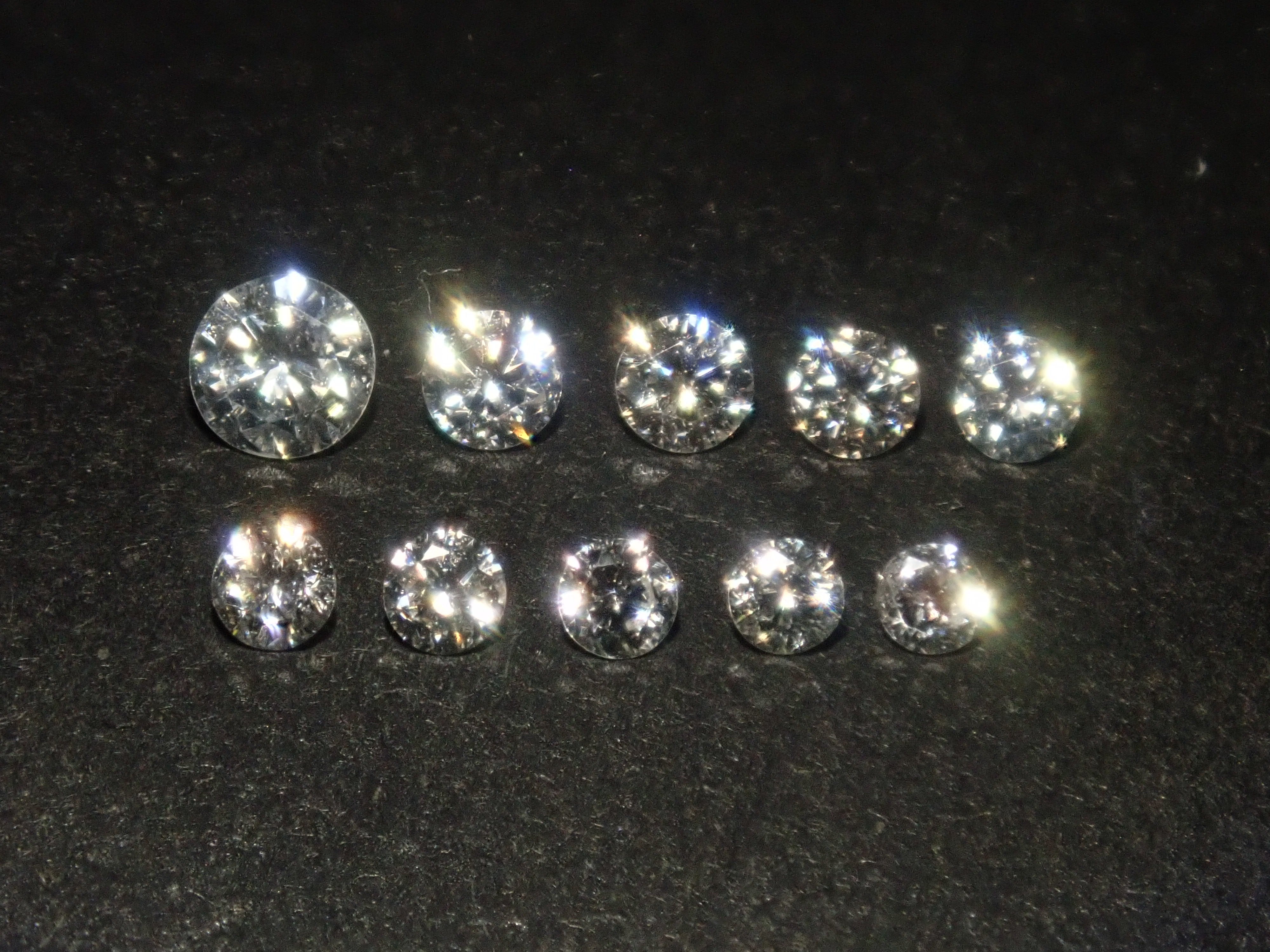 含一般售價35,800日圓，附中央寶石研究所鑑定書(F/VVS-2/EXCELLENT/H&C)的鑽石扭蛋一顆《多件購買享折扣》