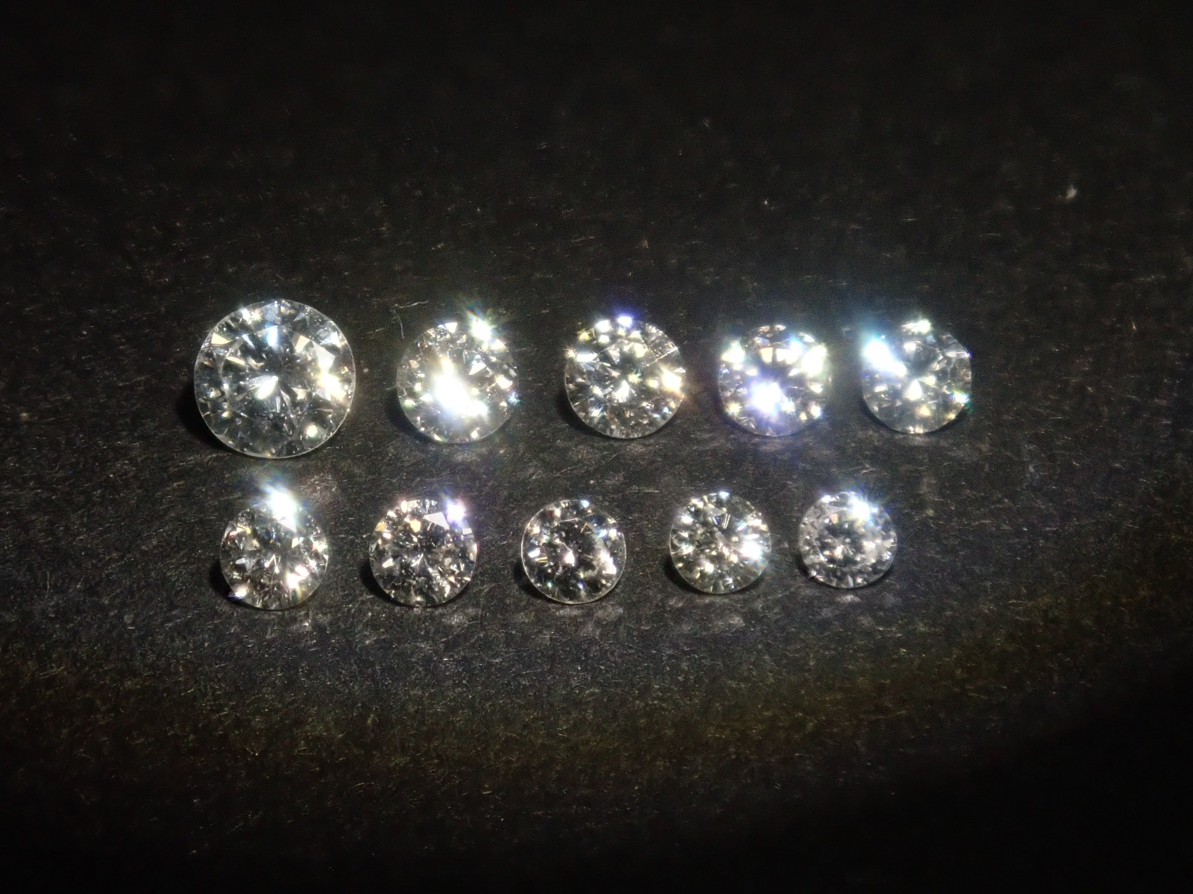 含一般售價35,800日圓，附中央寶石研究所鑑定書(F/VVS-2/EXCELLENT/H&C)的鑽石扭蛋一顆《多件購買享折扣》