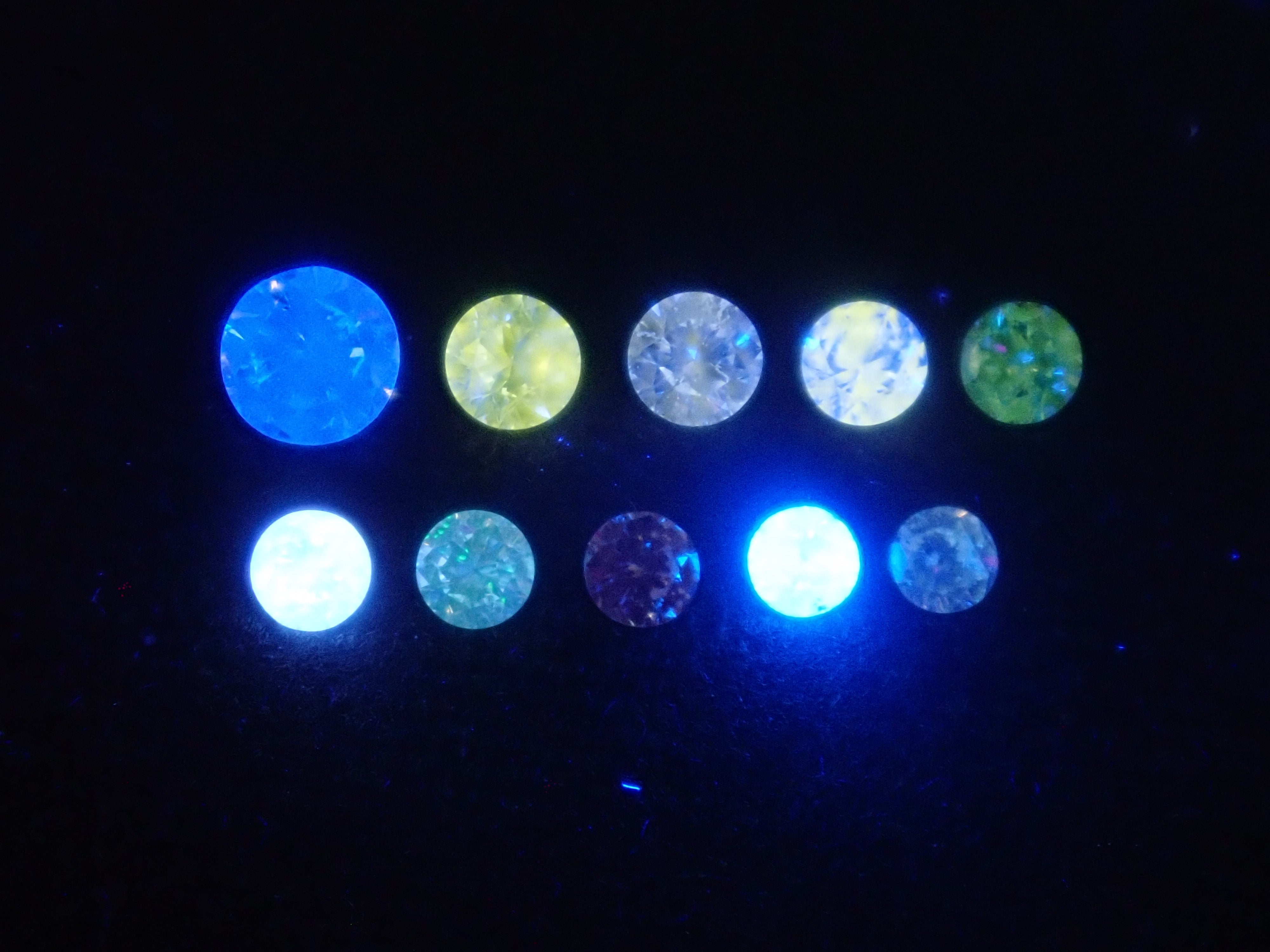 含一般售價35,800日圓，附中央寶石研究所鑑定書(F/VVS-2/EXCELLENT/H&C)的鑽石扭蛋一顆《多件購買享折扣》