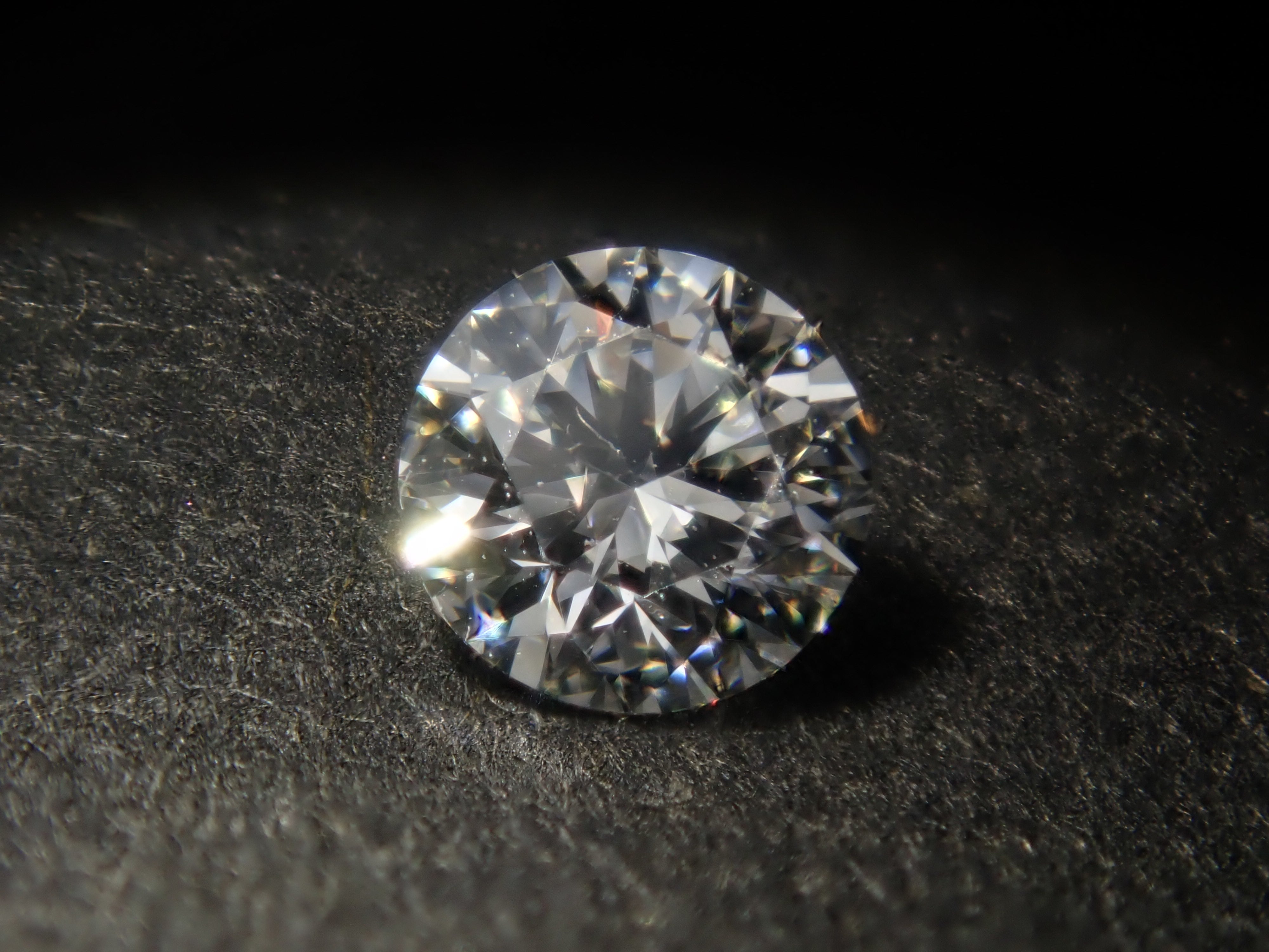 含一般售價35,800日圓，附中央寶石研究所鑑定書(F/VVS-2/EXCELLENT/H&C)的鑽石扭蛋一顆《多件購買享折扣》