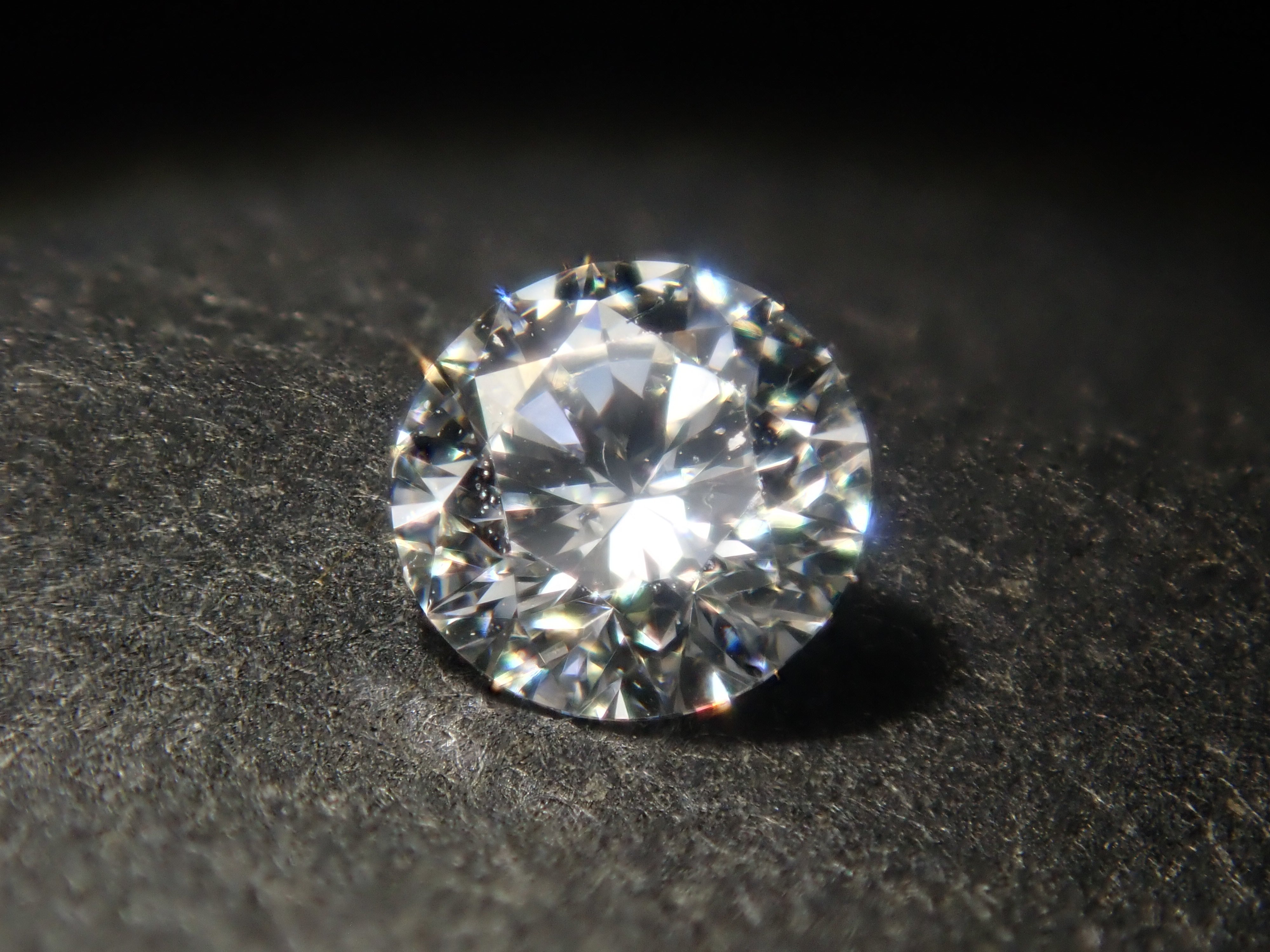 含一般售價35,800日圓，附中央寶石研究所鑑定書(F/VVS-2/EXCELLENT/H&C)的鑽石扭蛋一顆《多件購買享折扣》