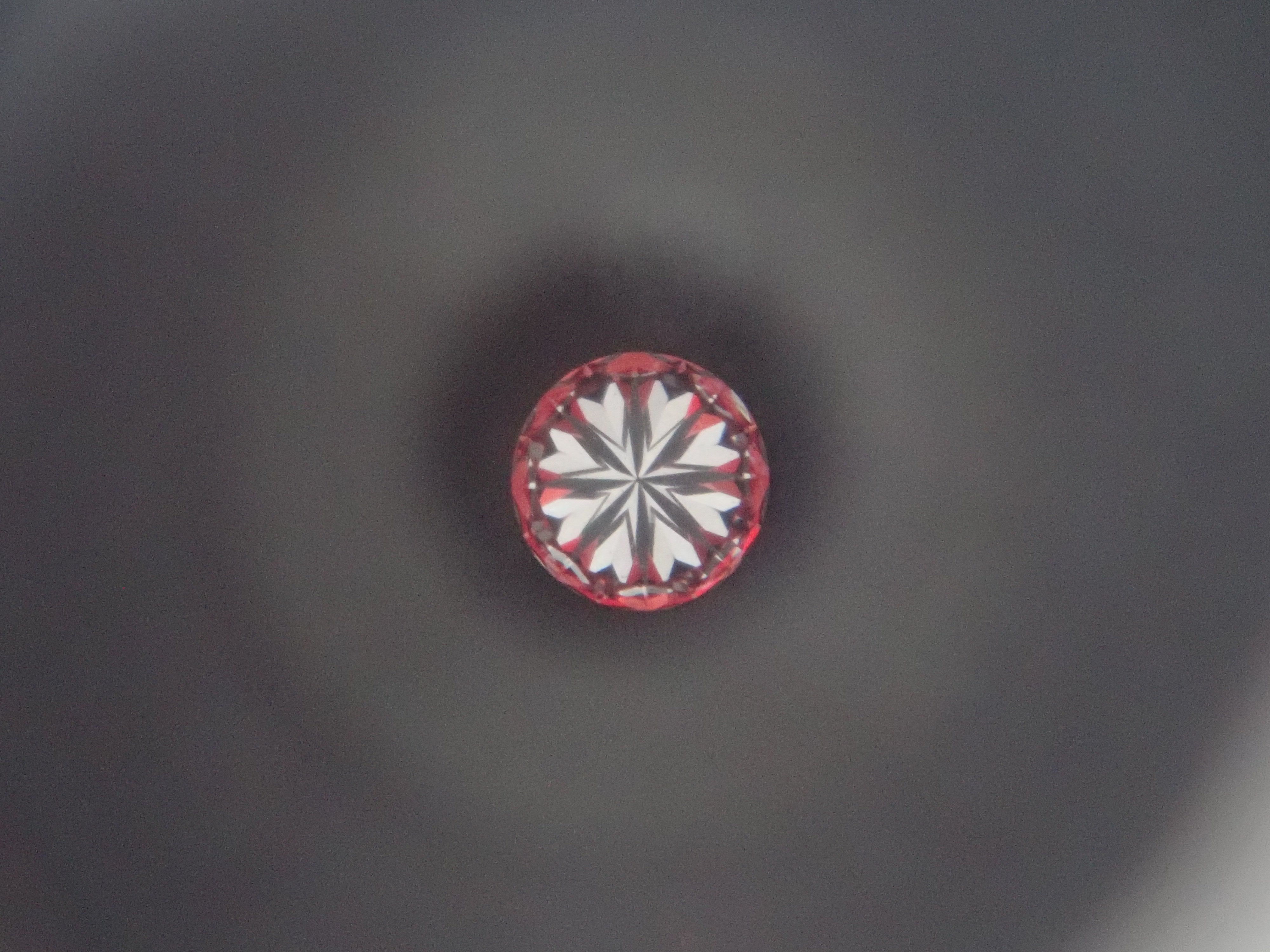 含一般售價35,800日圓，附中央寶石研究所鑑定書(F/VVS-2/EXCELLENT/H&C)的鑽石扭蛋一顆《多件購買享折扣》