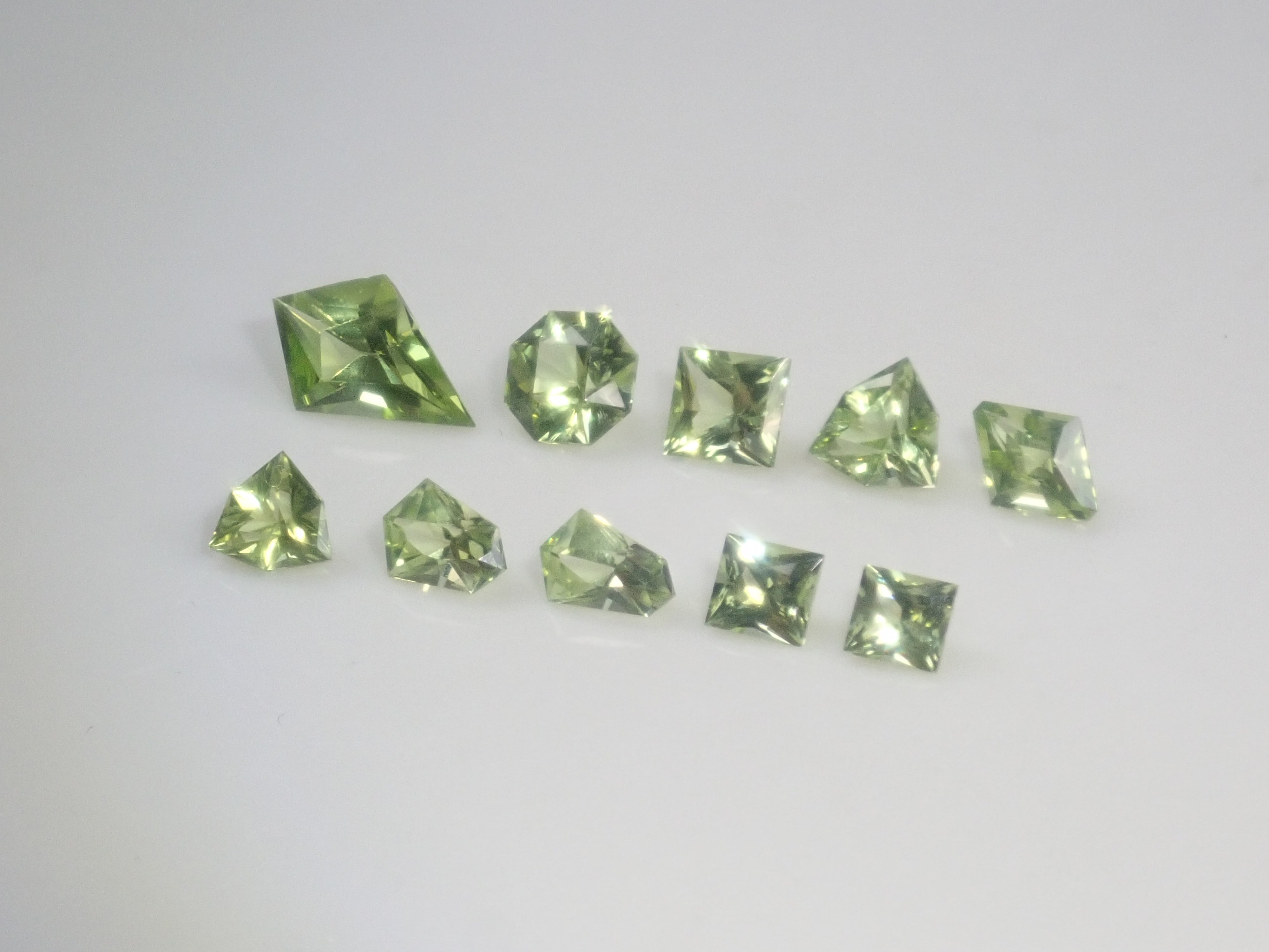 【4/4 22點開賣】《限量11顆》甲州貴石切子plusthree橄欖石（含百合花座）桑傑氏切割橄欖石轉蛋《多件購買享折扣》