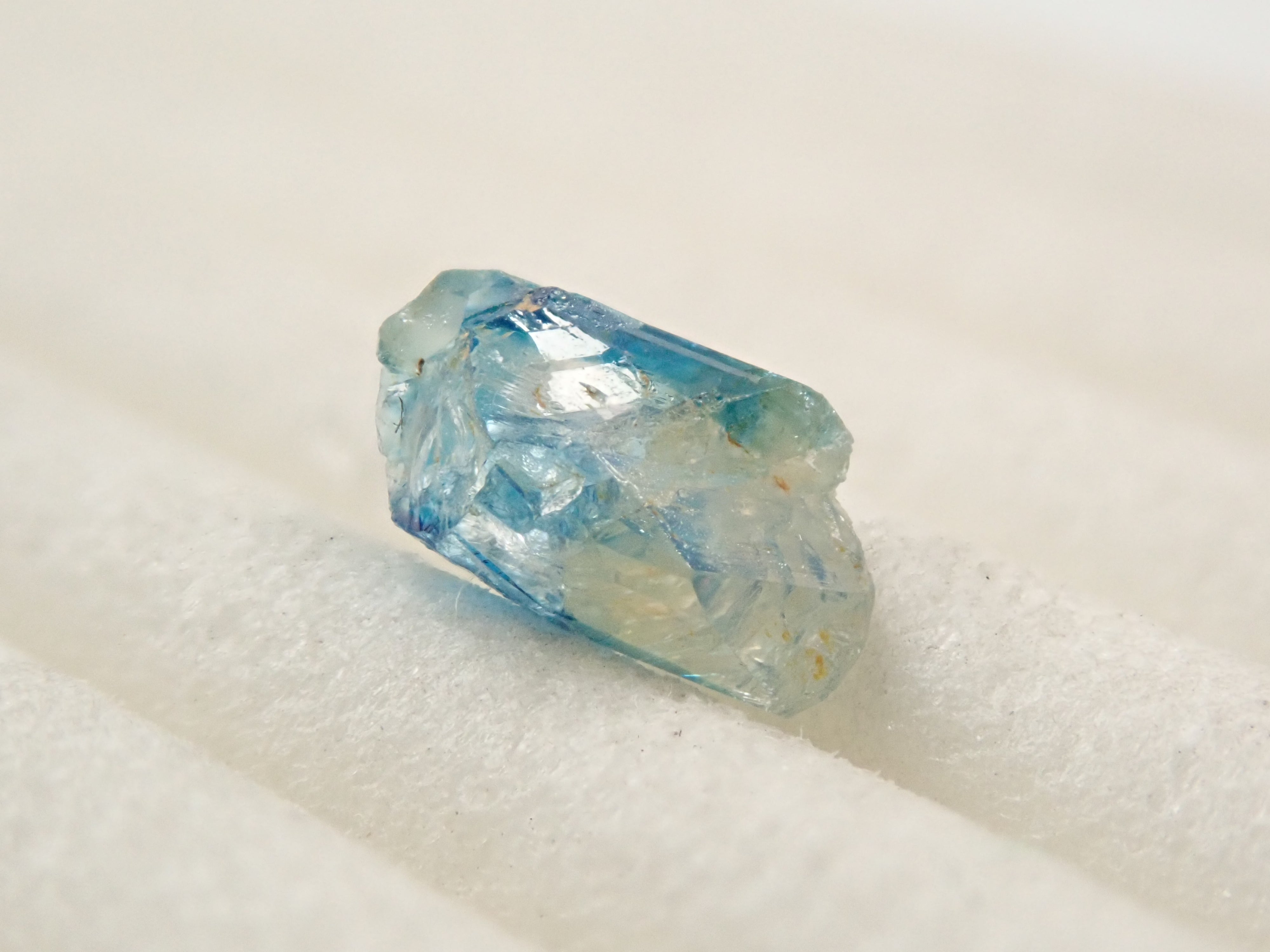 【12558556掲載】ジンバブエ産バイカラーユークレース 0.539ct原石