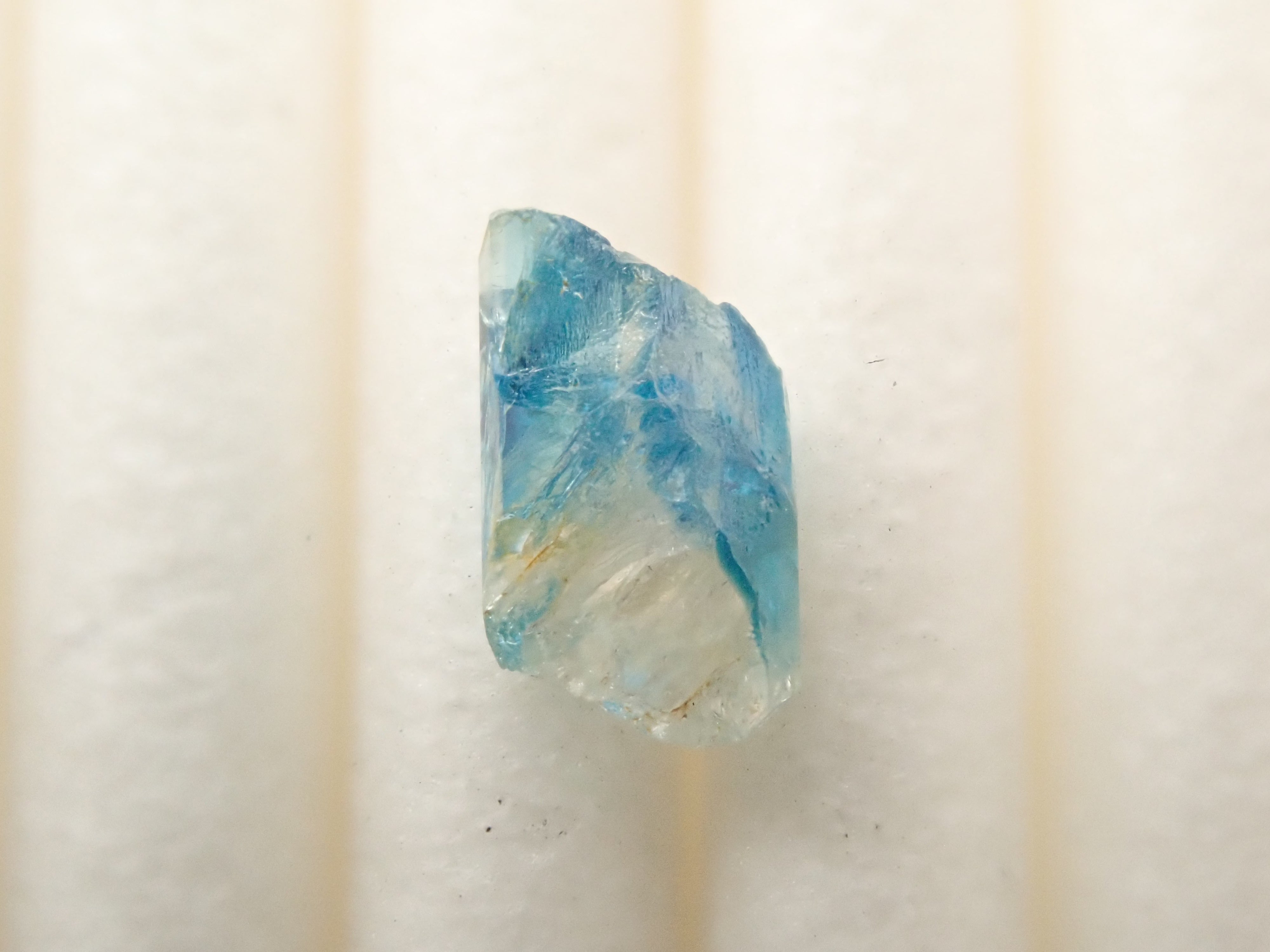 【12558556掲載】ジンバブエ産バイカラーユークレース 0.539ct原石