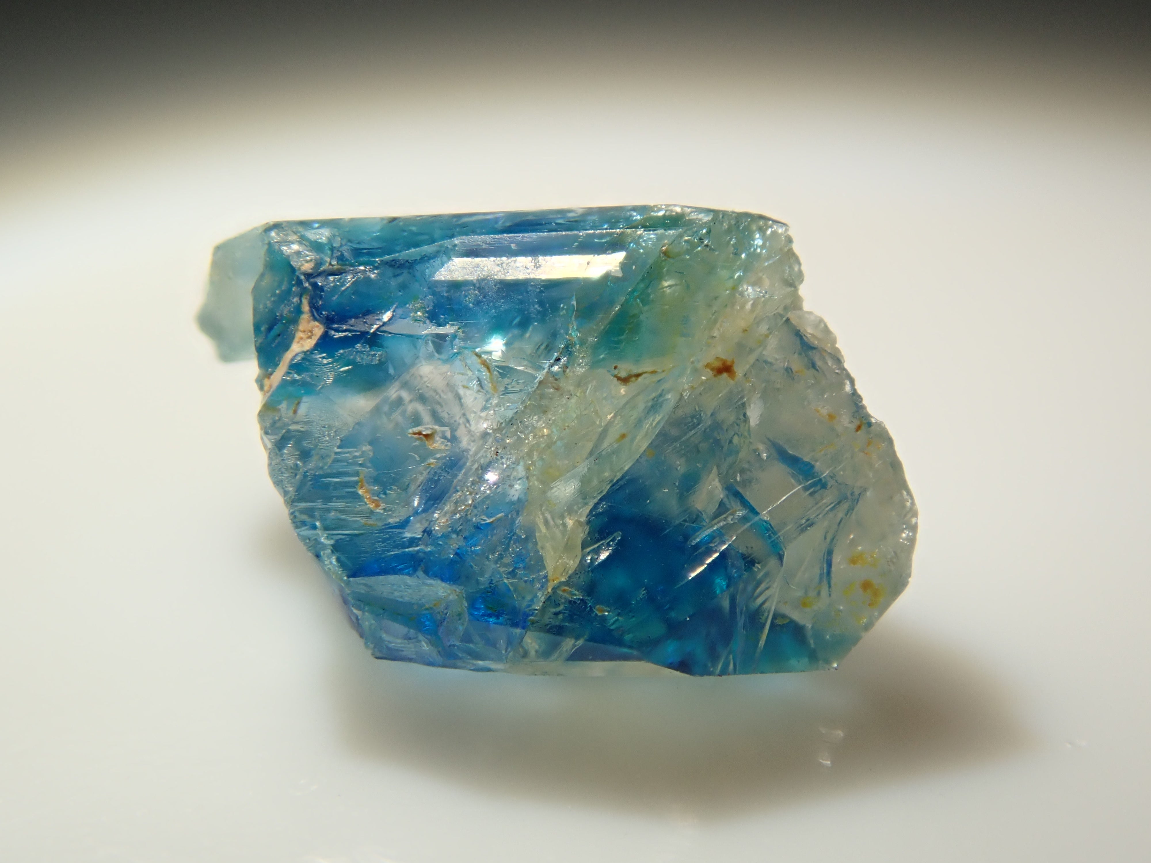 【12558556掲載】ジンバブエ産バイカラーユークレース 0.539ct原石