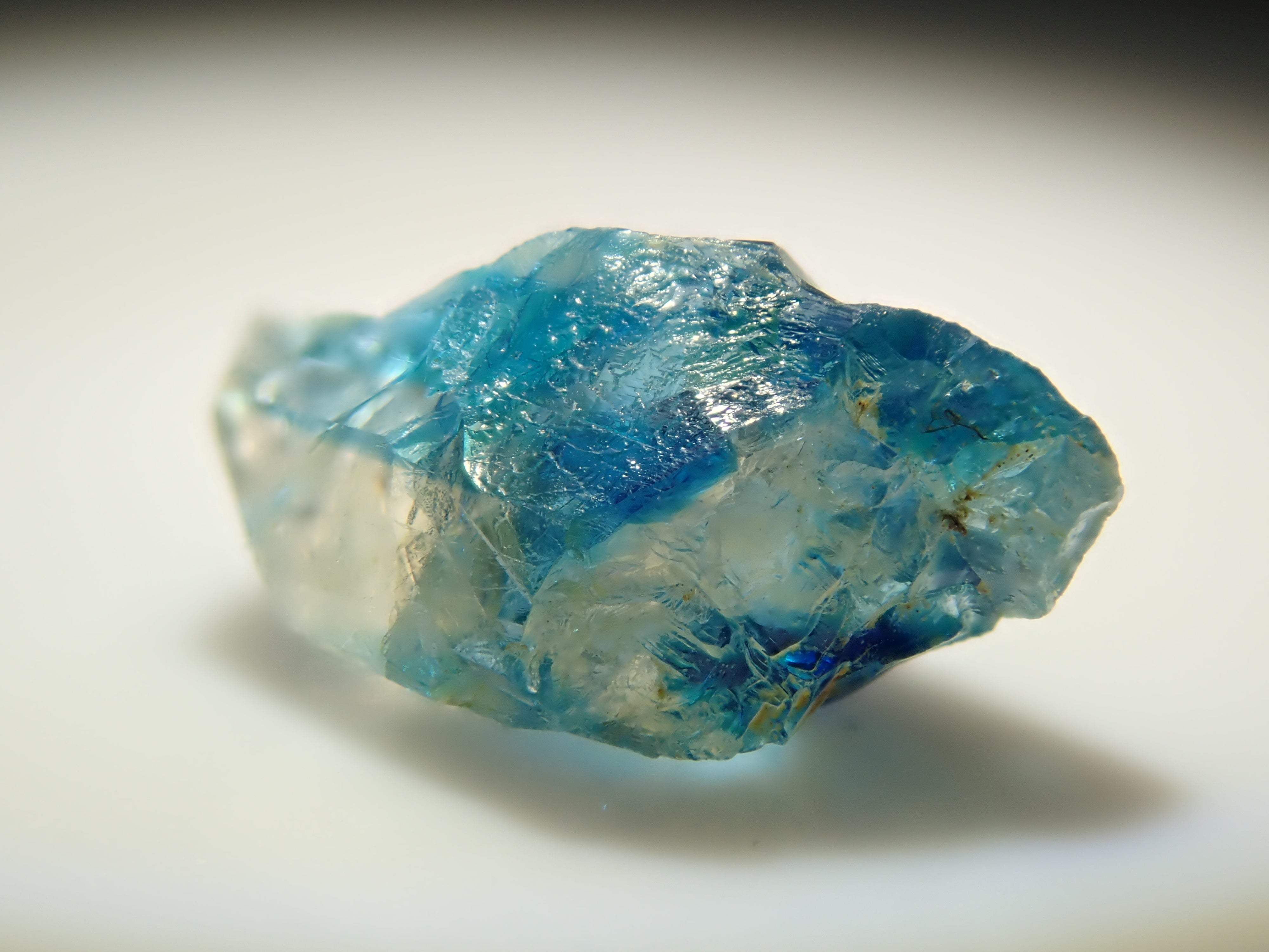 【12558556掲載】ジンバブエ産バイカラーユークレース 0.539ct原石