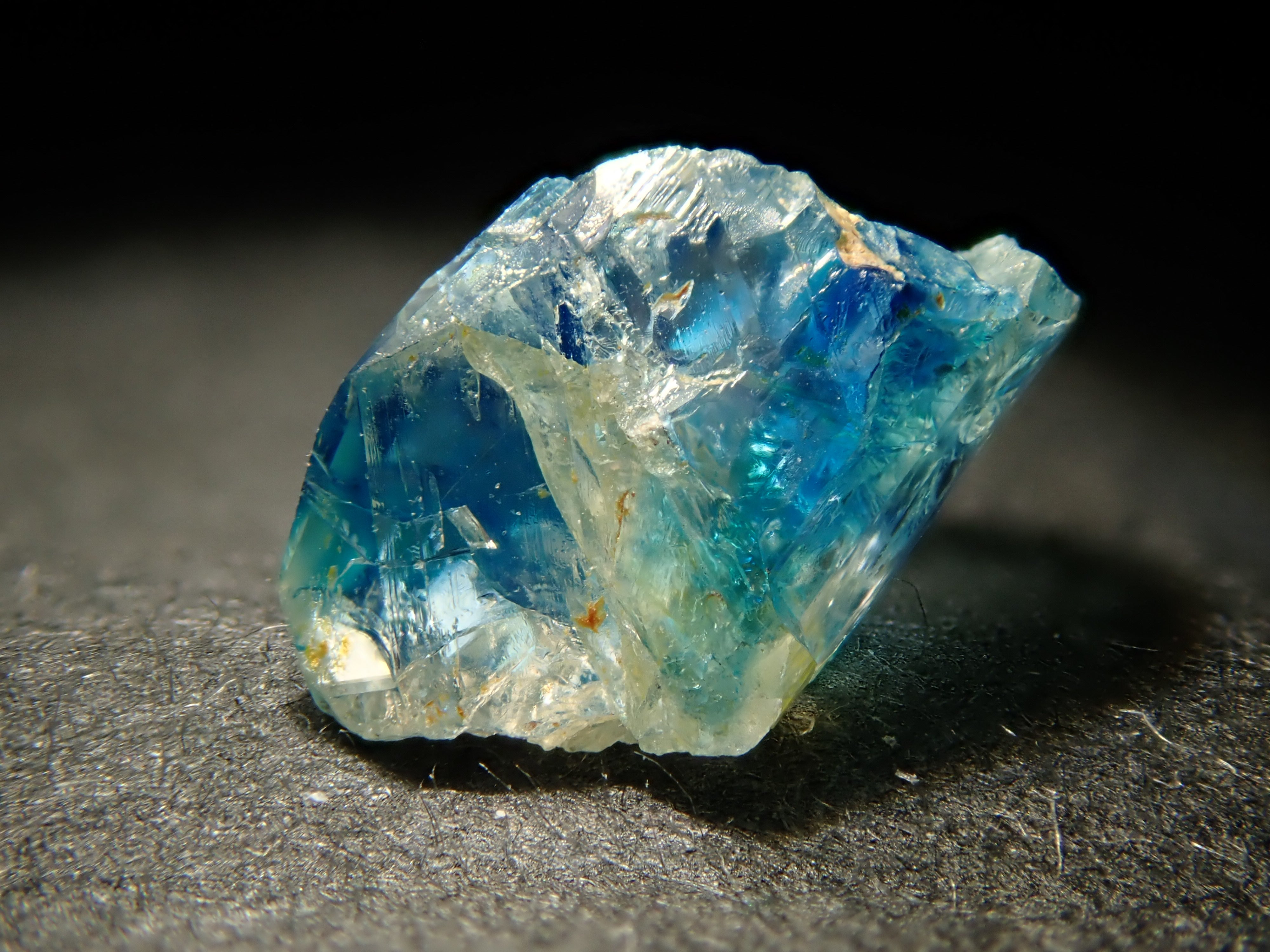 【12558556掲載】ジンバブエ産バイカラーユークレース 0.539ct原石