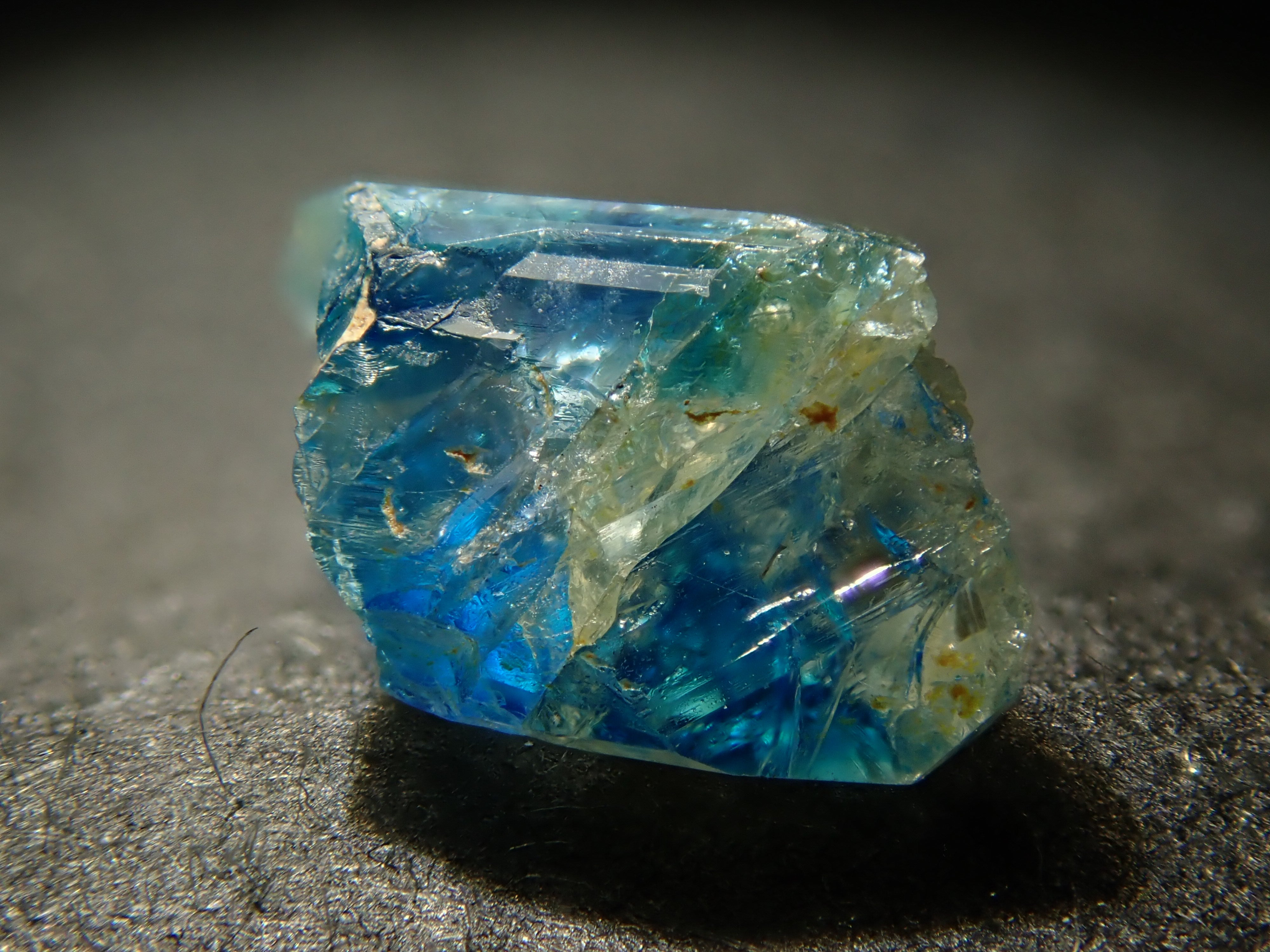 【12558556掲載】ジンバブエ産バイカラーユークレース 0.539ct原石