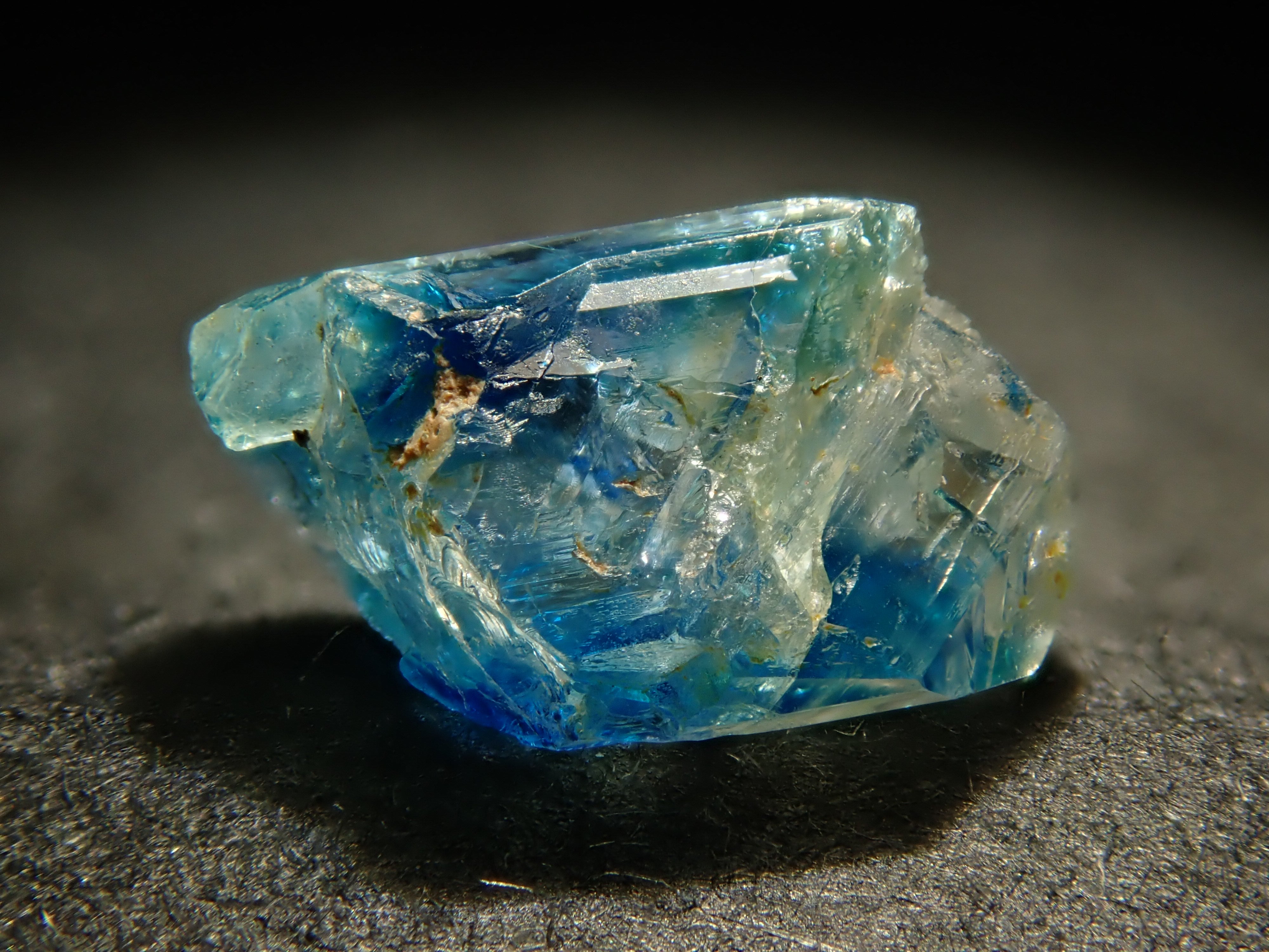 【12558556掲載】ジンバブエ産バイカラーユークレース 0.539ct原石