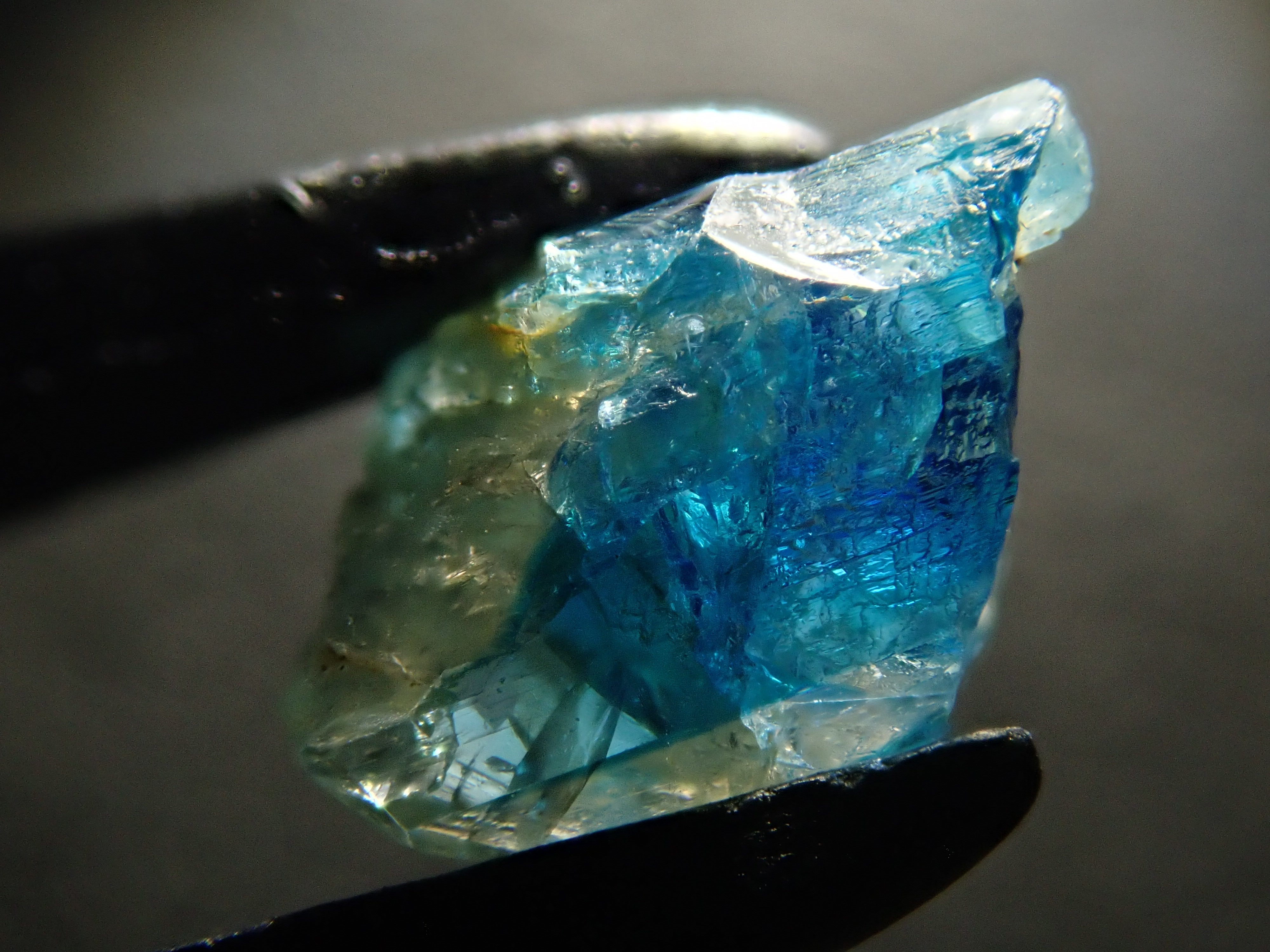 【12558556掲載】ジンバブエ産バイカラーユークレース 0.539ct原石