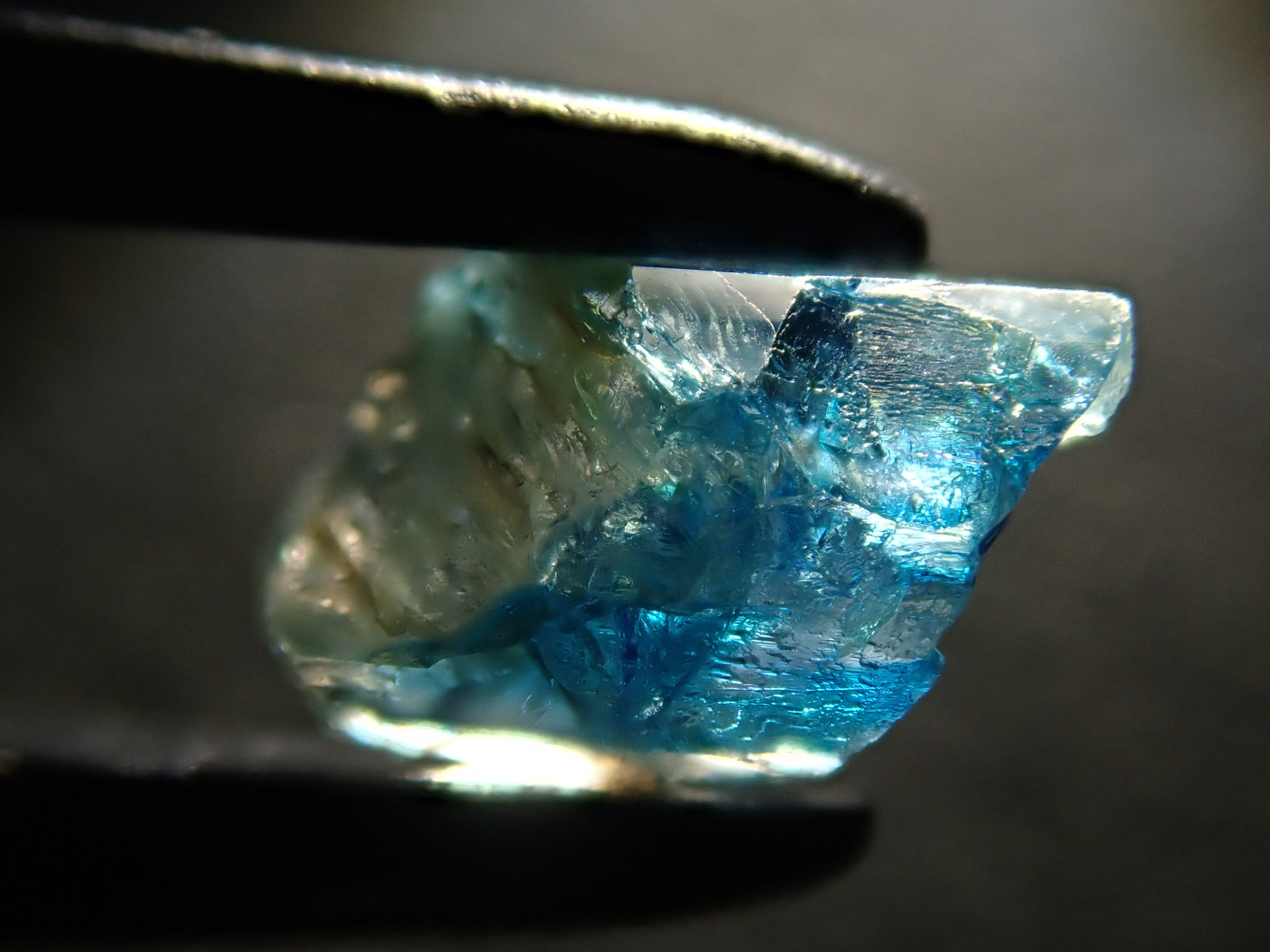 【12558556掲載】ジンバブエ産バイカラーユークレース 0.539ct原石