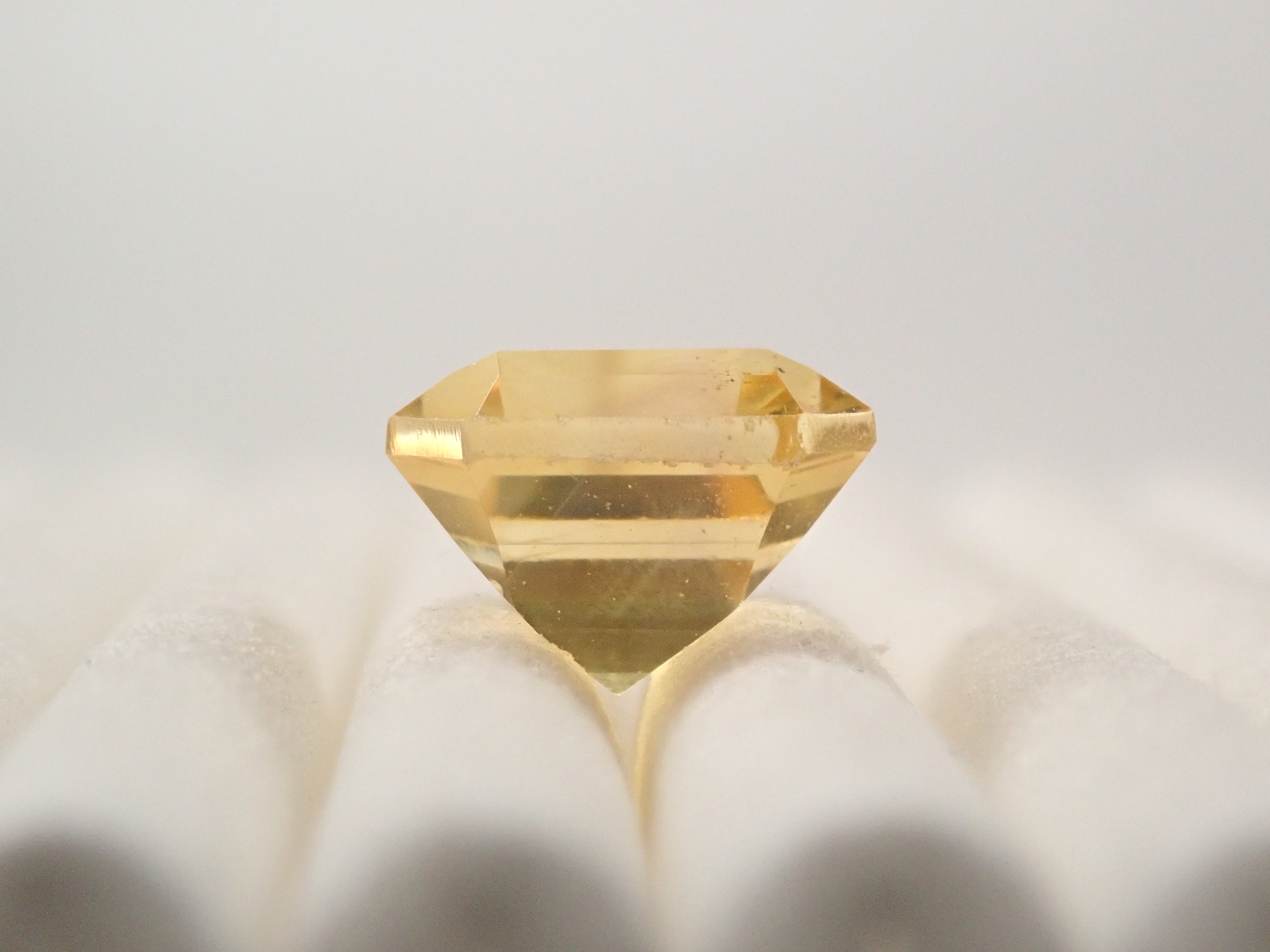 【12558601掲載】中国・貴州省産バライト 2.946ctルース