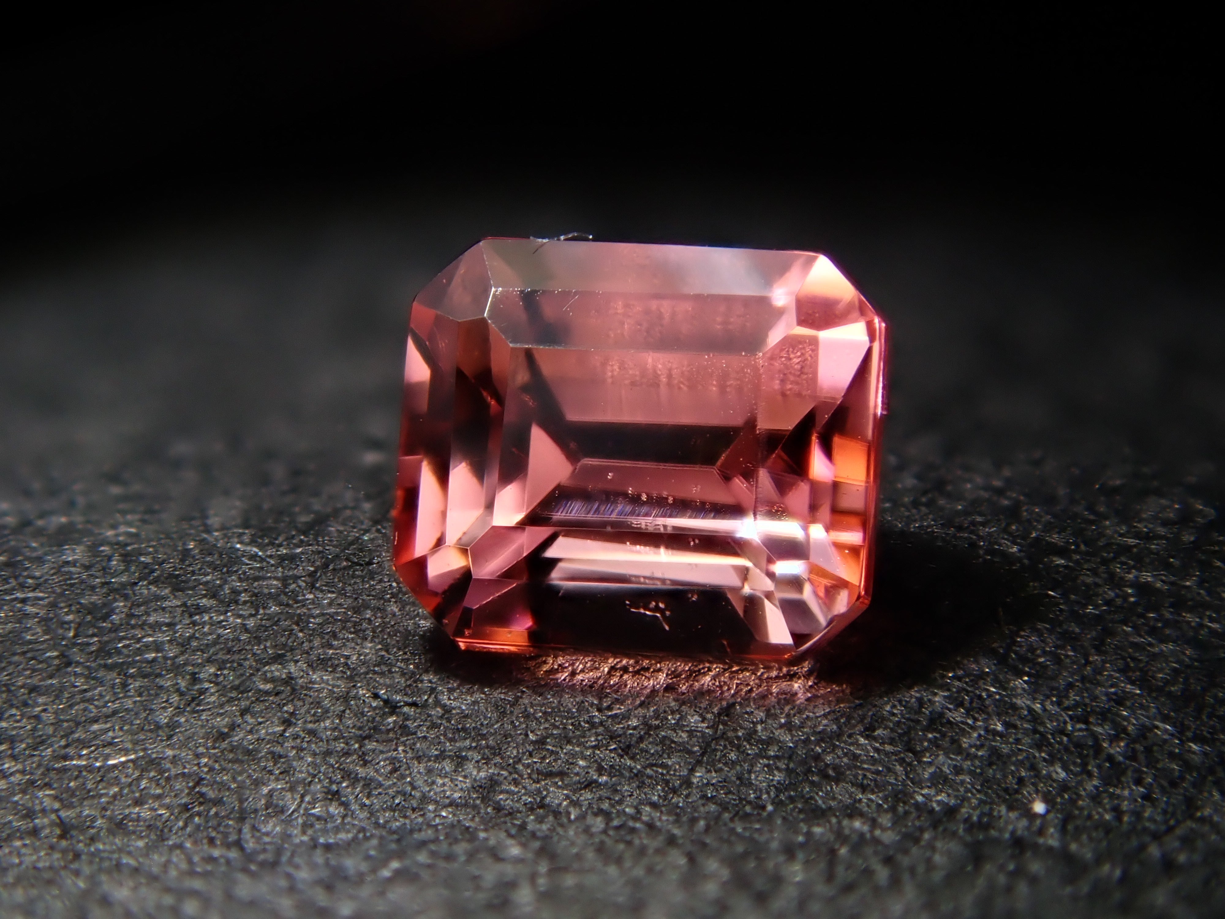 ヴェイリネナイト　超希少宝石鉱物標本 ヴェイリネナイト(宝石名ヴェイリネナイト) パキスタン産 0.159ct ソ付