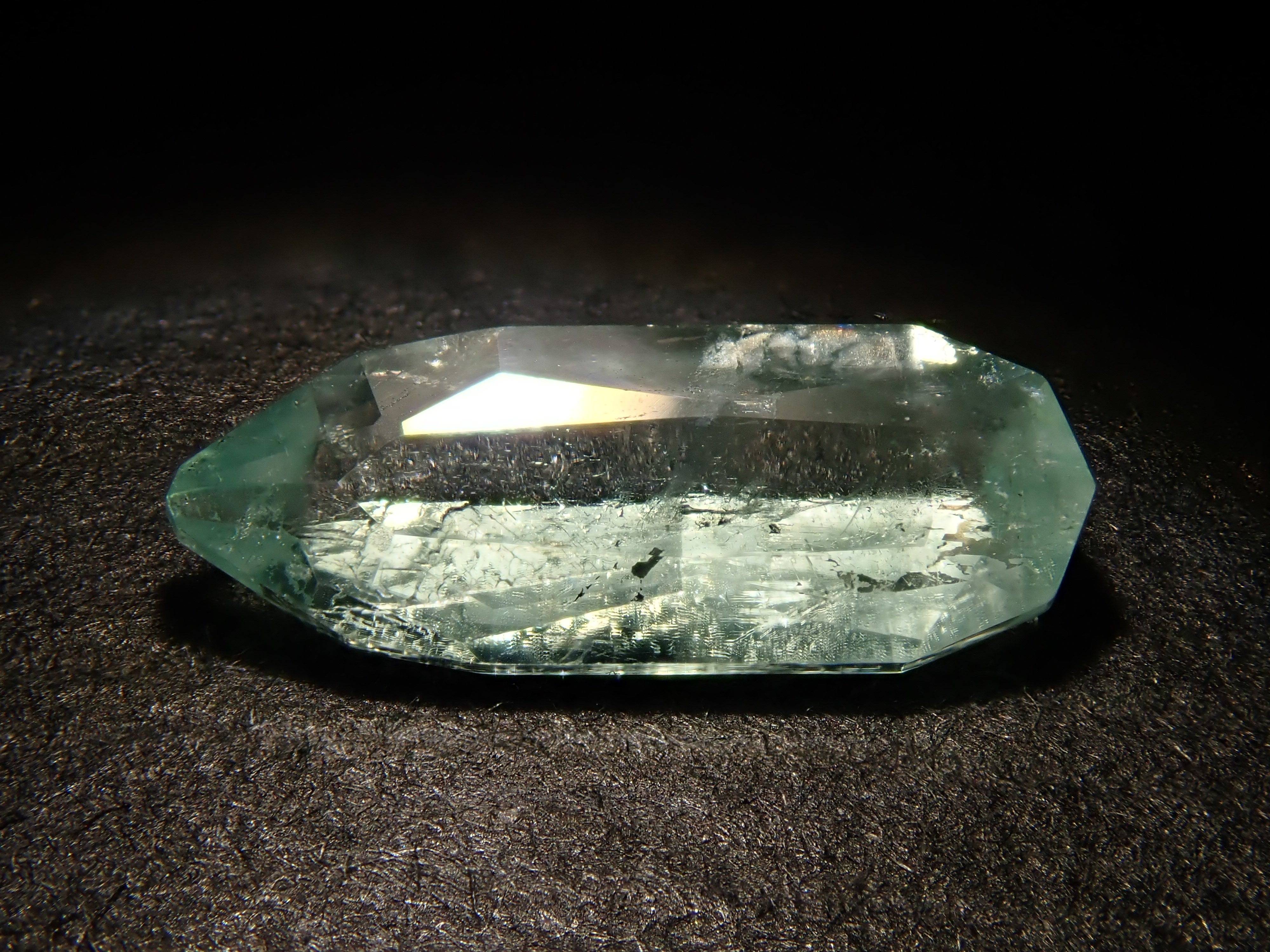 ボリビア産フォスフォフィライト 0.512ctルース