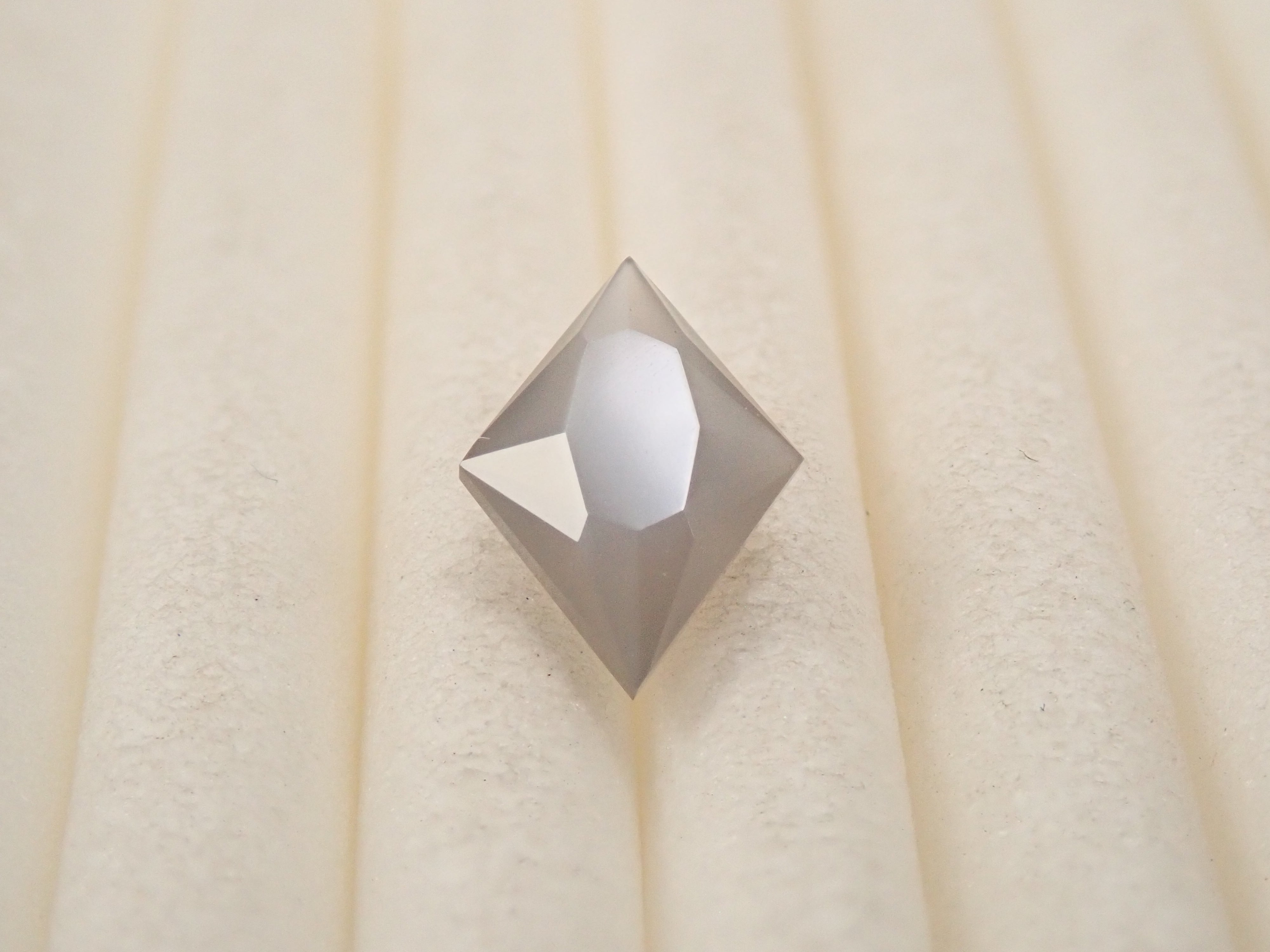 【12562105掲載】ブラックムーンストーン 0.609ctルース