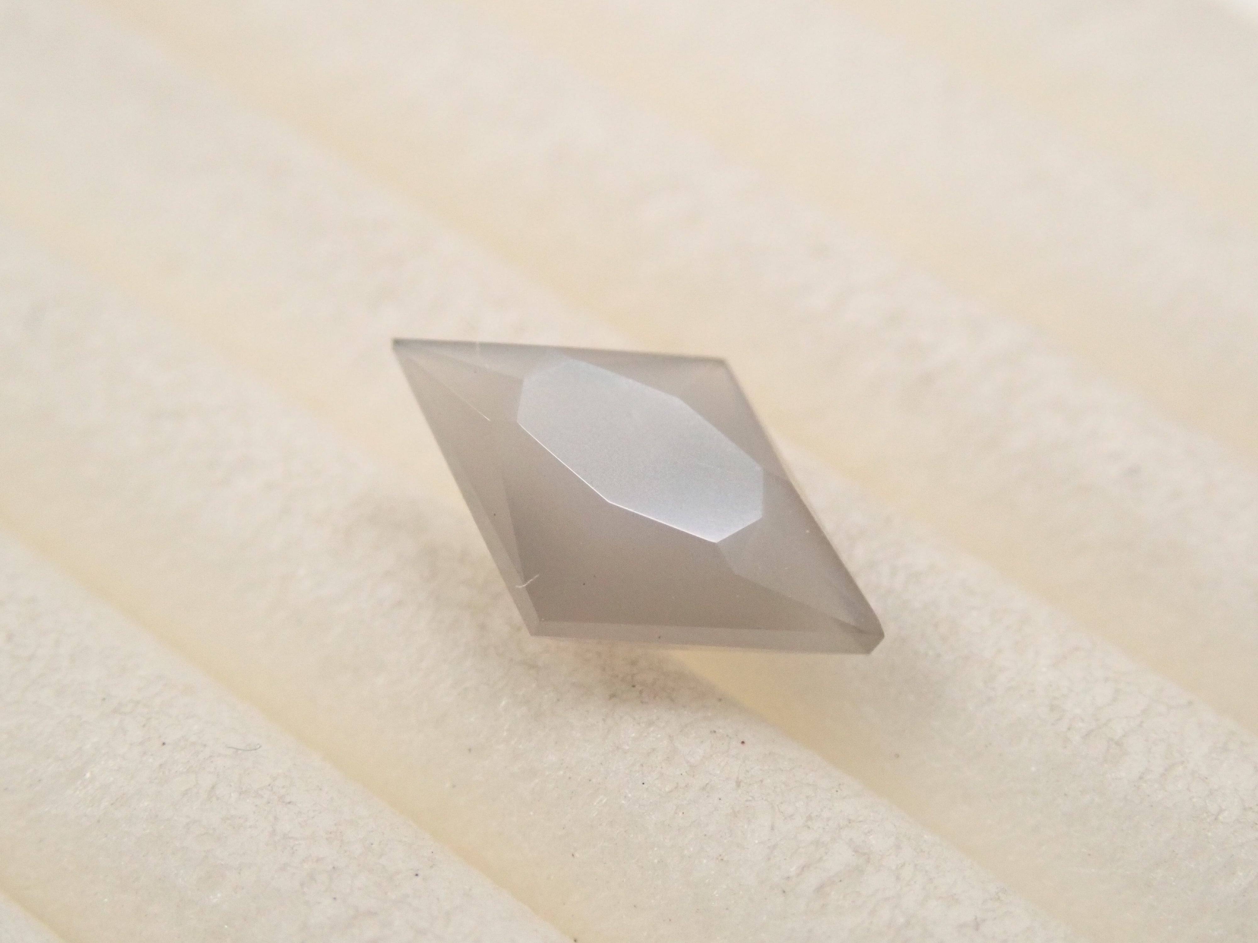 【12562105掲載】ブラックムーンストーン 0.609ctルース