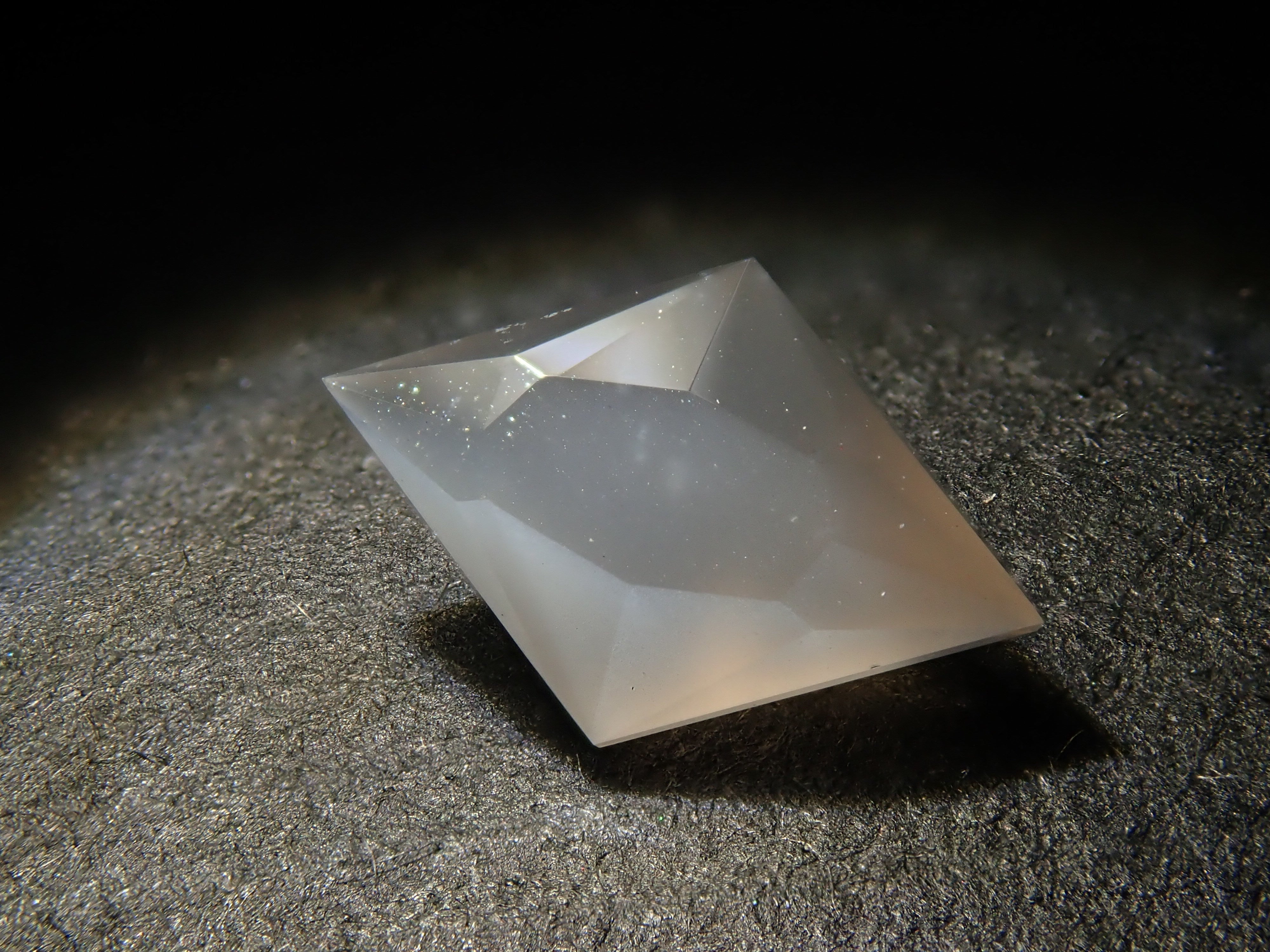 【12562105掲載】ブラックムーンストーン 0.609ctルース