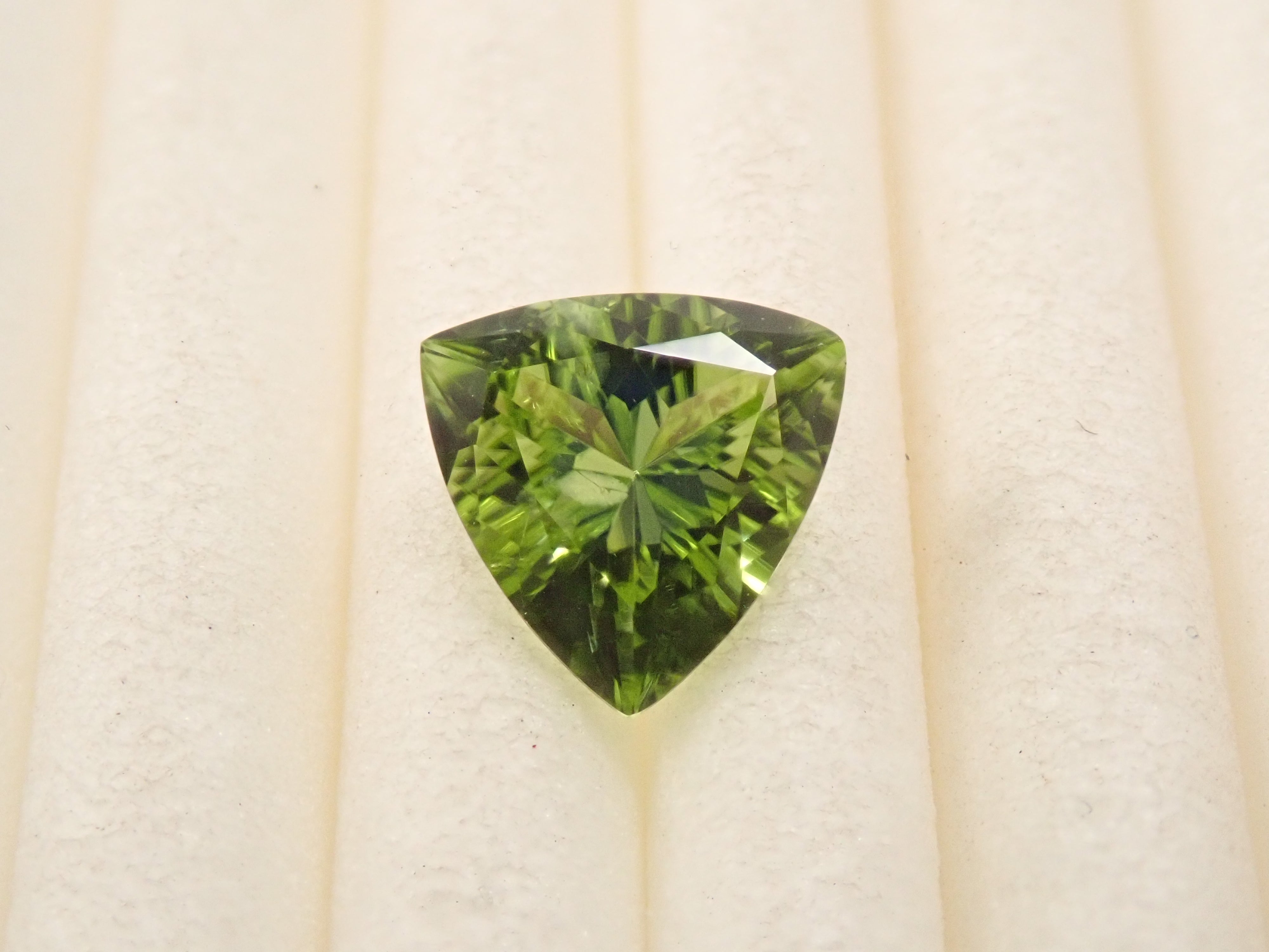 【12562102掲載】ペリドット 0.710ctルース
