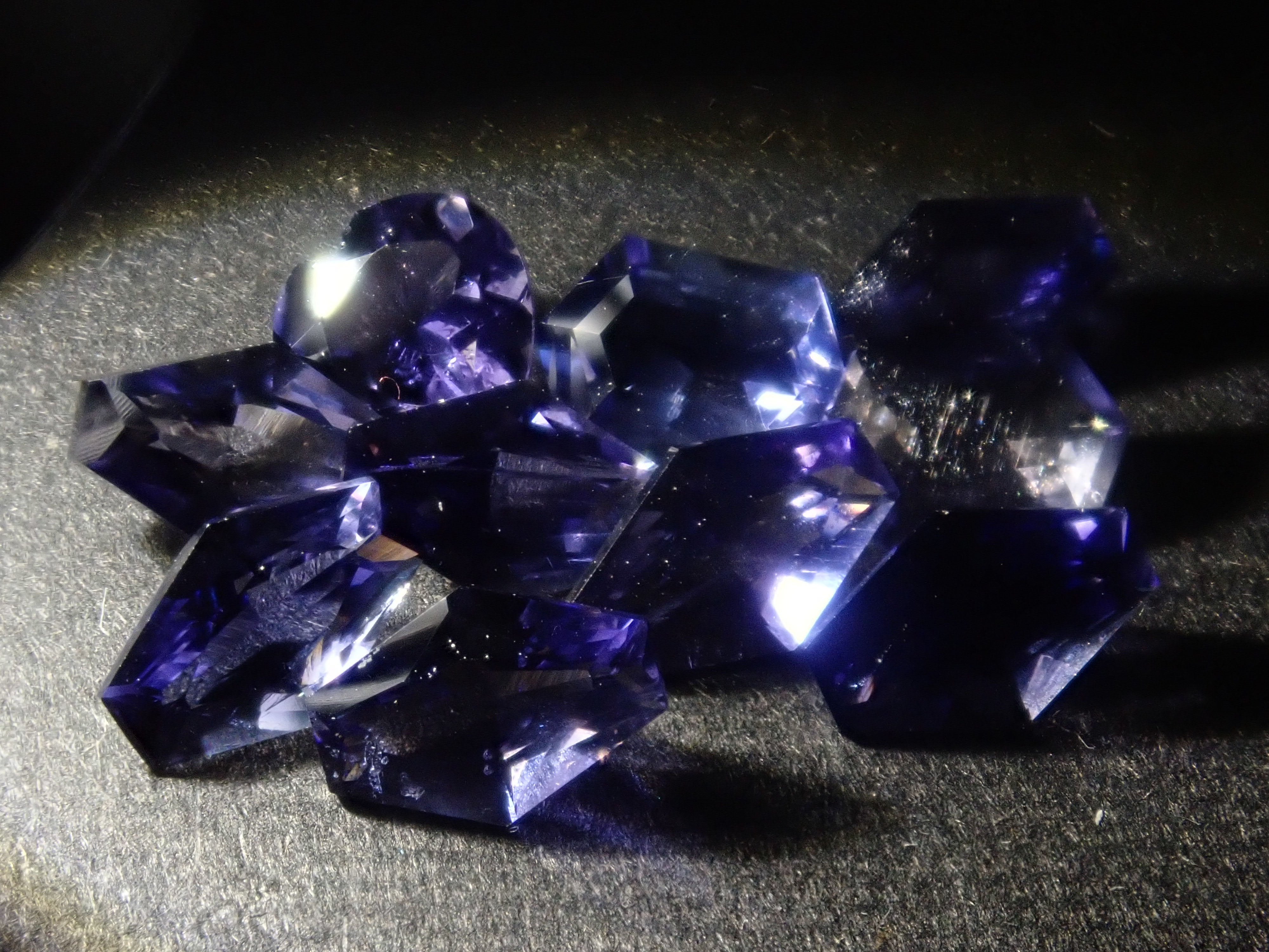 《Limited to 12 Stones》Iolite Gacha including Konpeito-cut Golden Iolite, normally 27,800 yen (with a bonus cut by Mr. Sanje)《Multiple Purchase Discount Available》