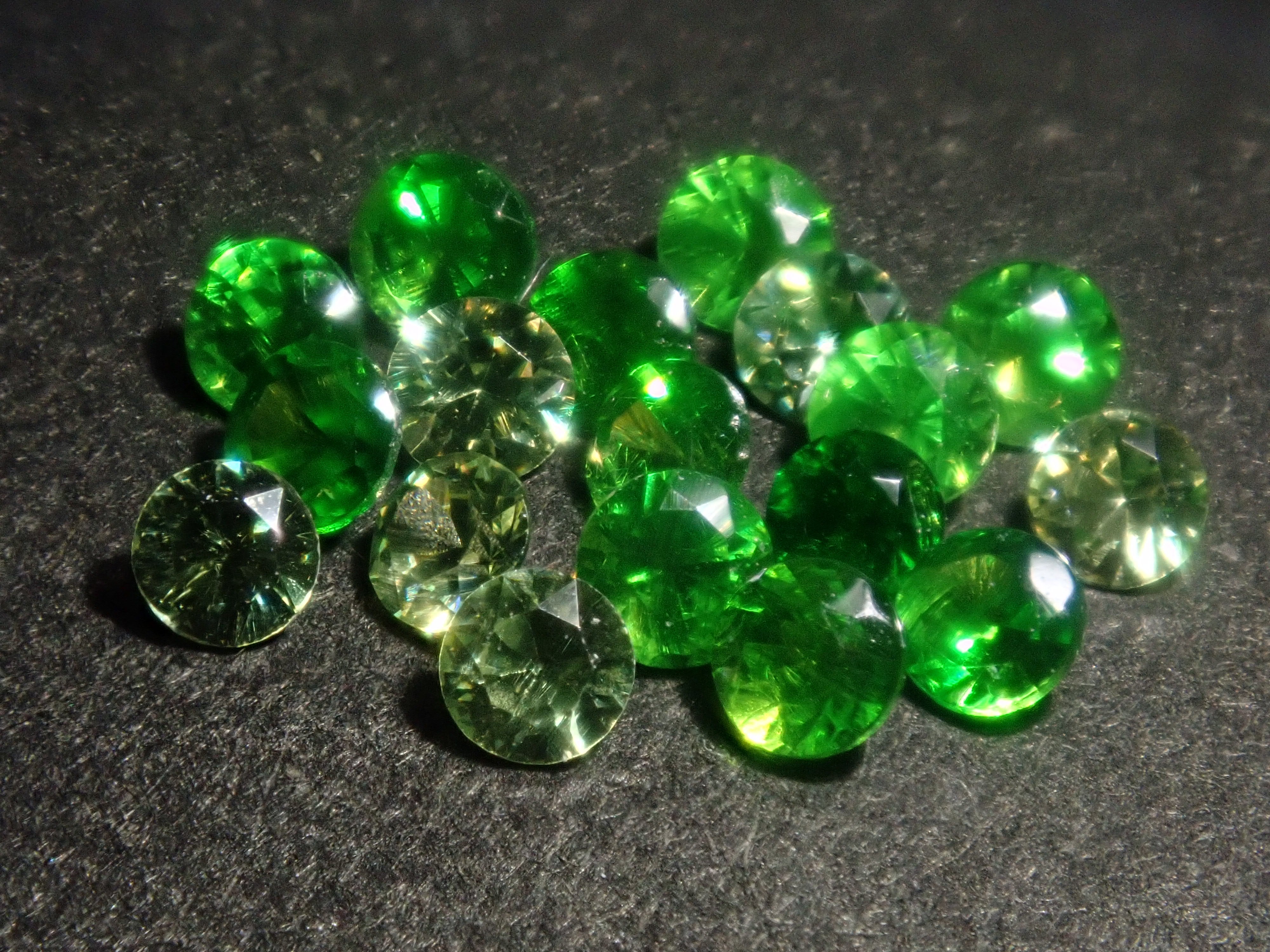 【4/11  22時販売】《限定22石》通常69,800円のロシア産美しいホーステールインクルージョン入り含むデマントイドガーネットガチャ《複数購入割引有》