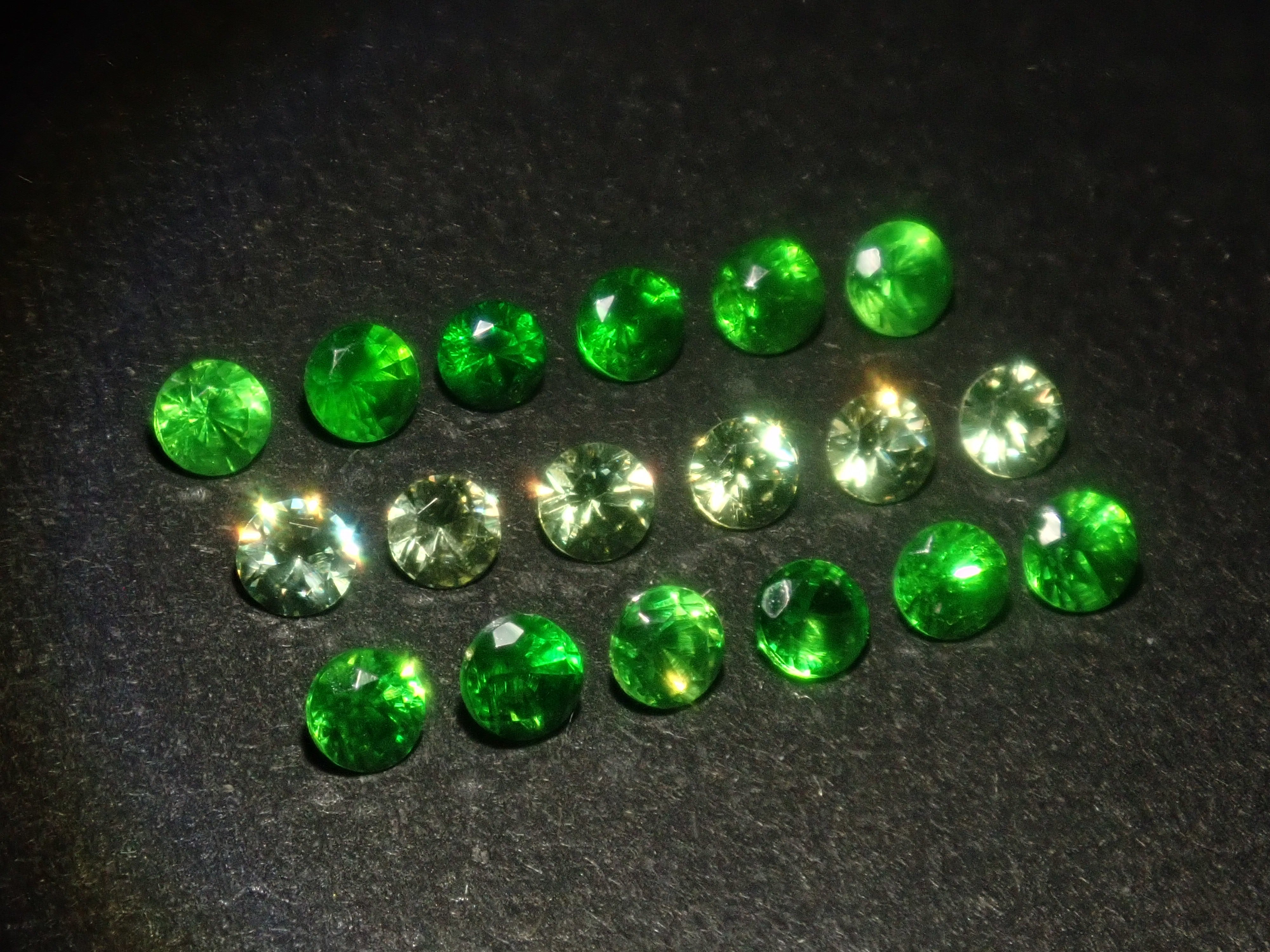 【4/11  22時販売】《限定22石》通常69,800円のロシア産美しいホーステールインクルージョン入り含むデマントイドガーネットガチャ《複数購入割引有》