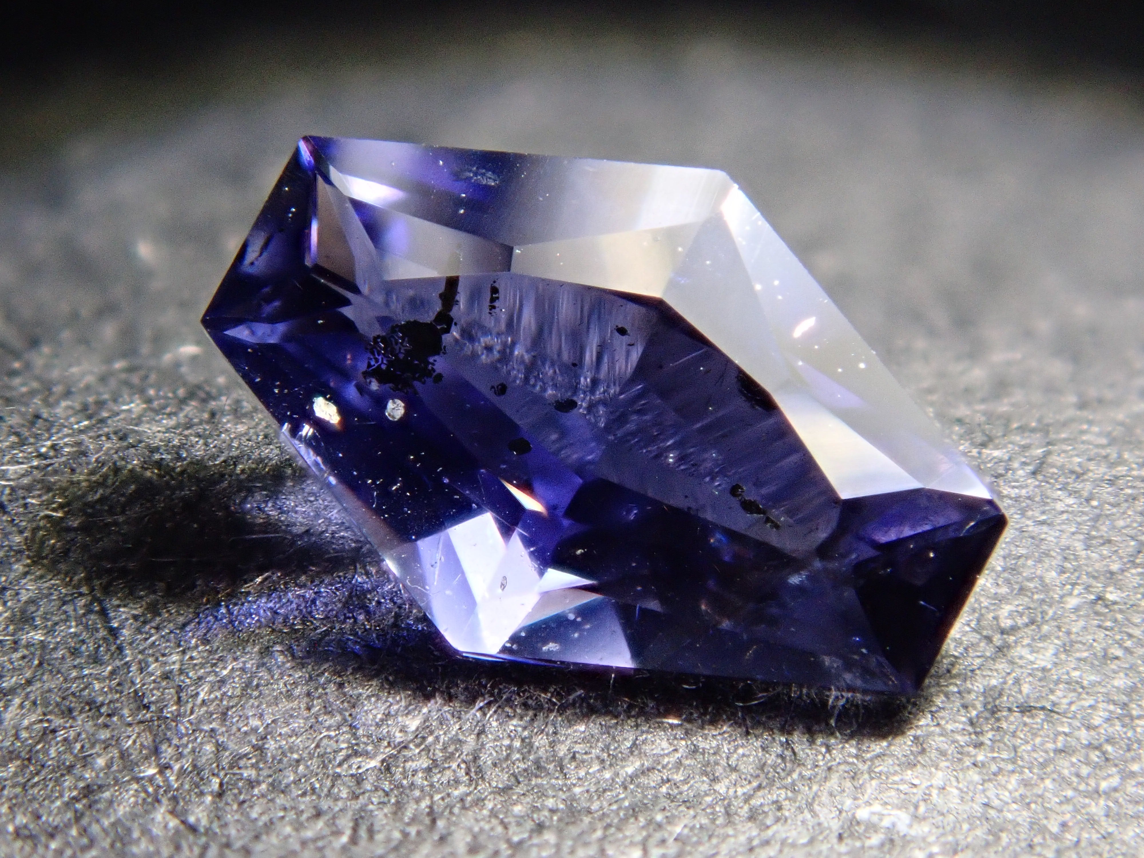 マダガスカル産アイオライトサンストーン 0.311ctルース