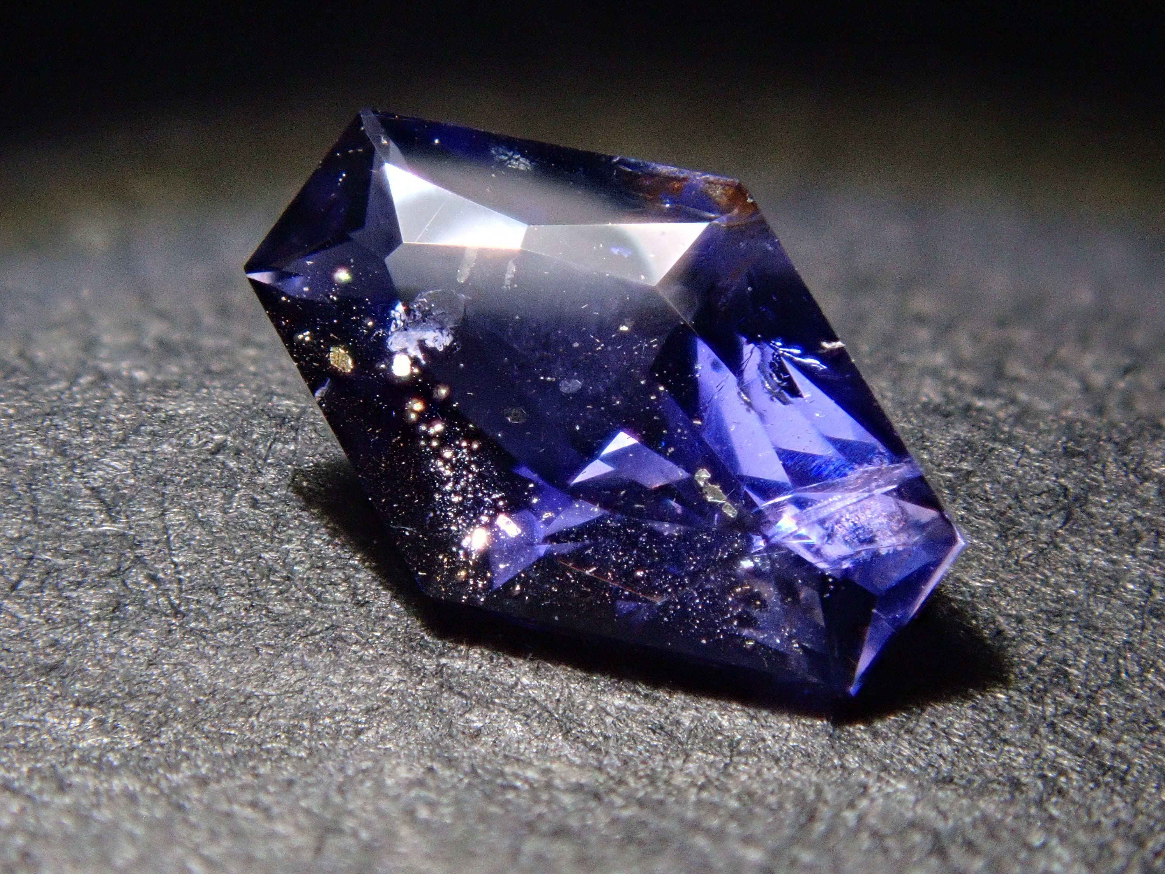 マダガスカル産アイオライトサンストーン 0.311ctルース